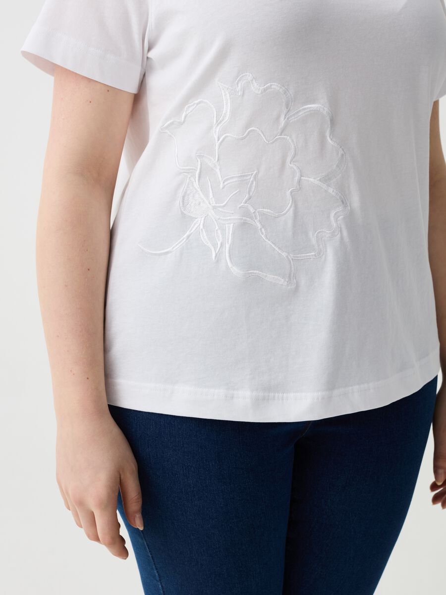 T-shirt con ricamo fiore Curvy_1