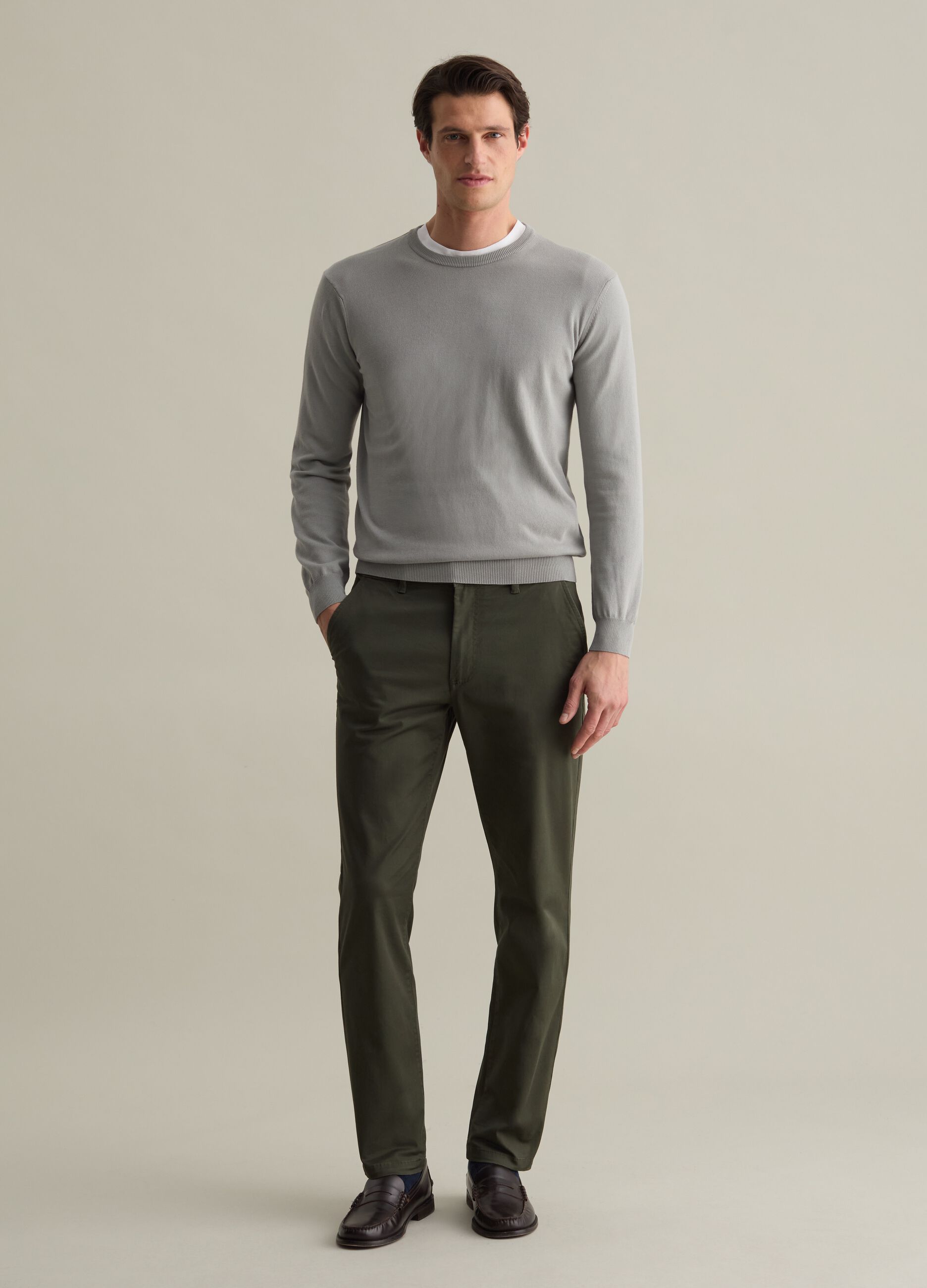 Solid colour pullover with round neck