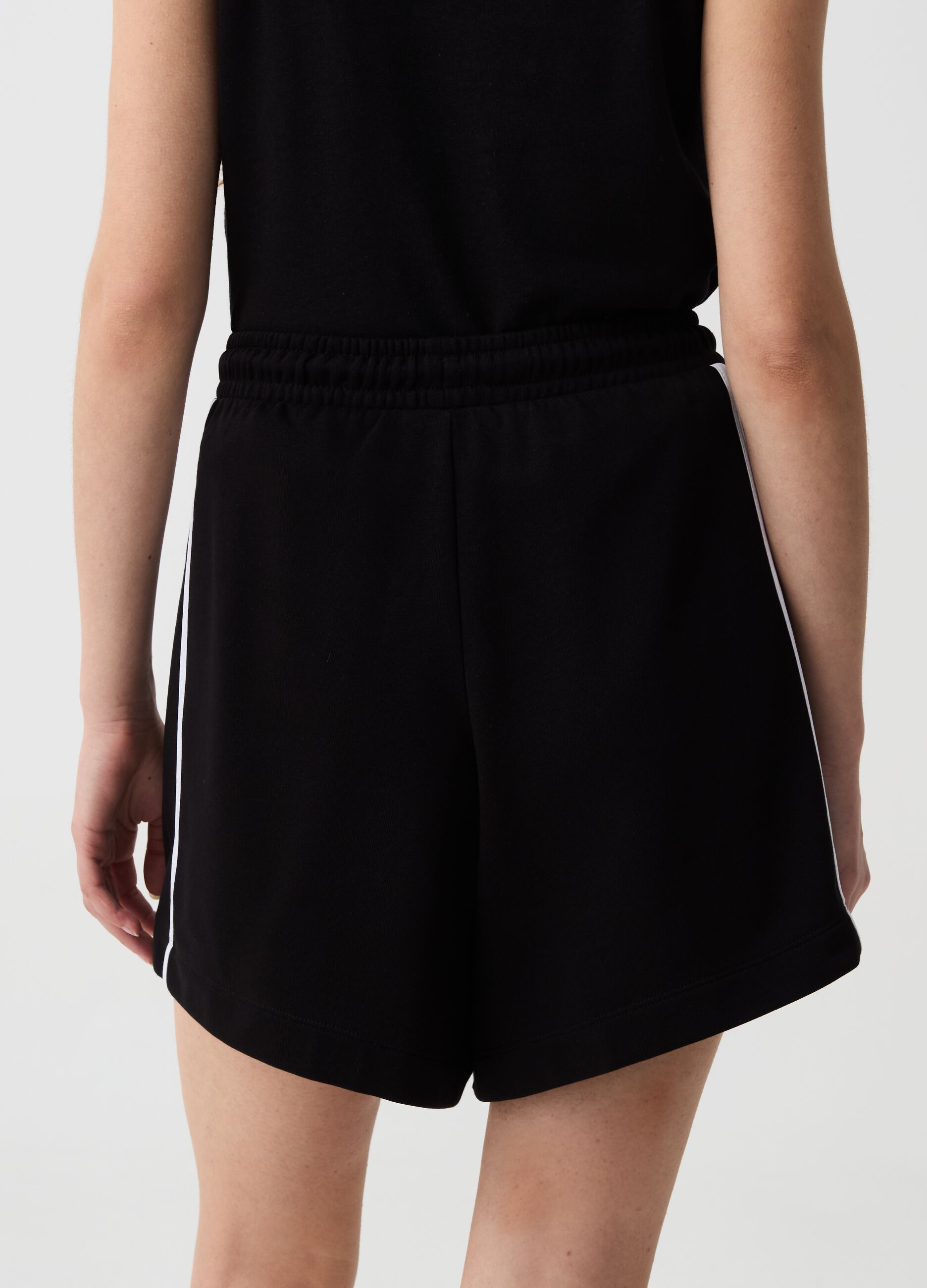 Bermuda jogger Essential con profili rigati
