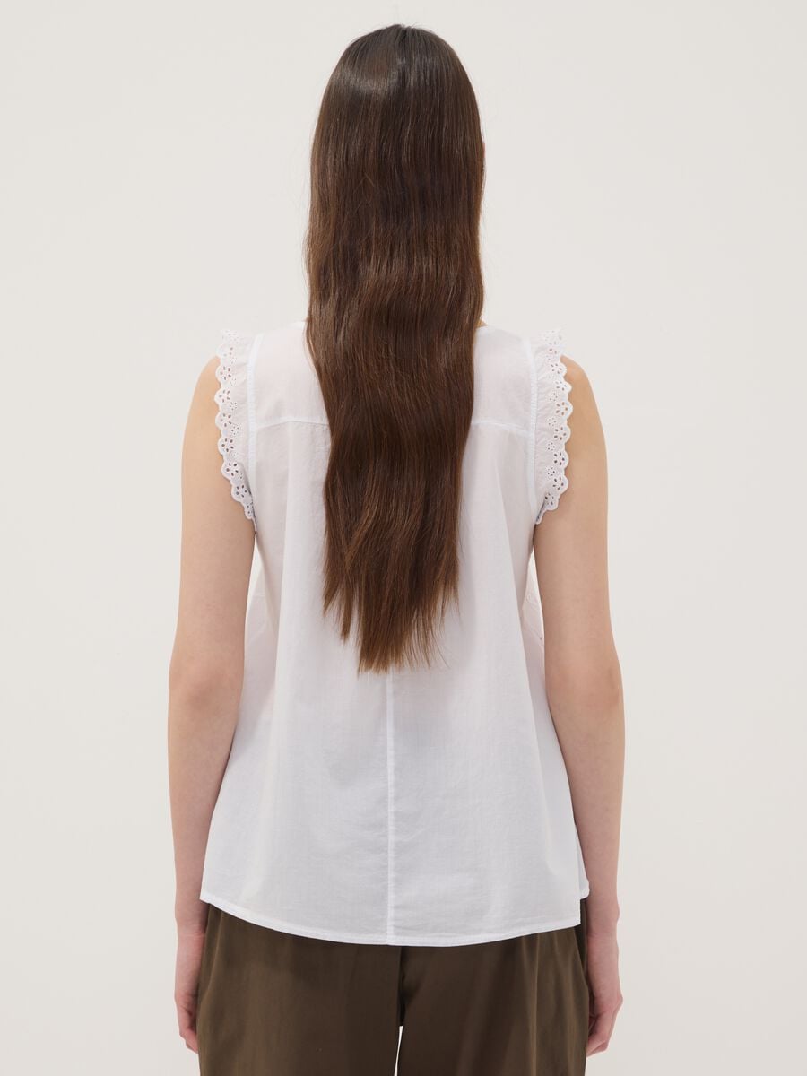 Blusa bianca in puro cotone con ricami floreali regular fit_3