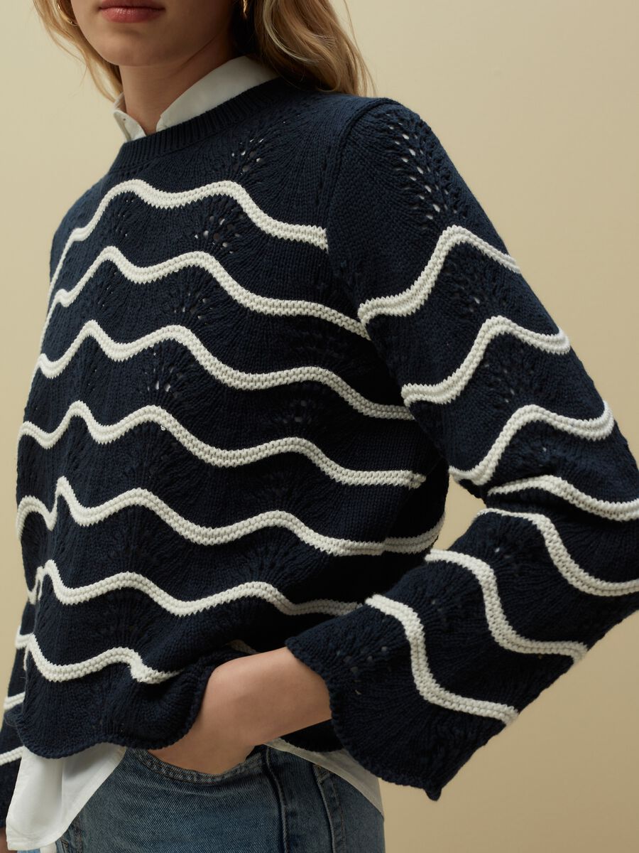 Crochet sweater with waved stripes_3