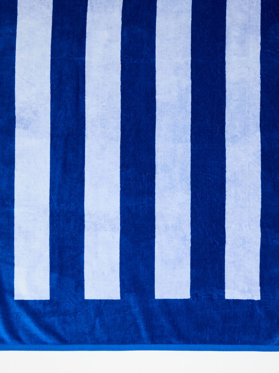 Beach towel with striped print_2