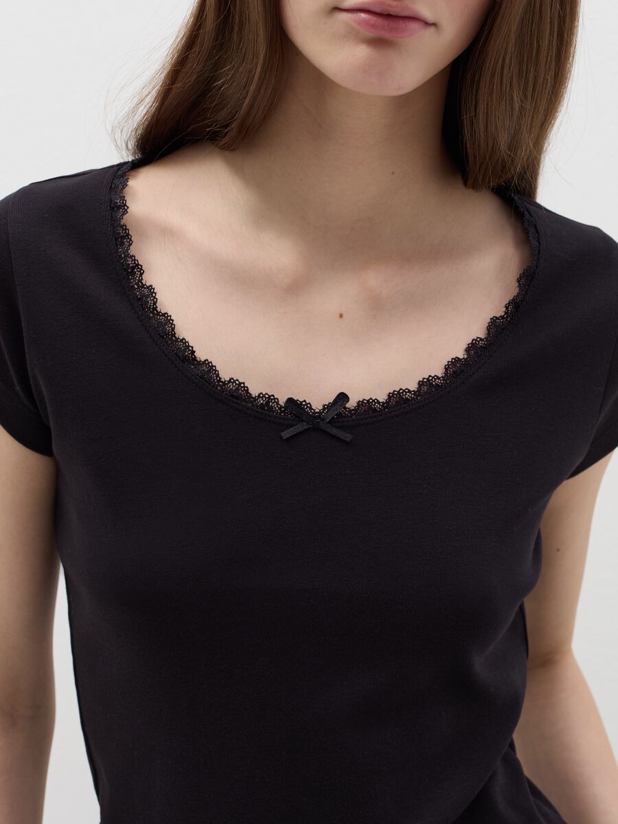 T-shirt with round neck, lace and bow_2