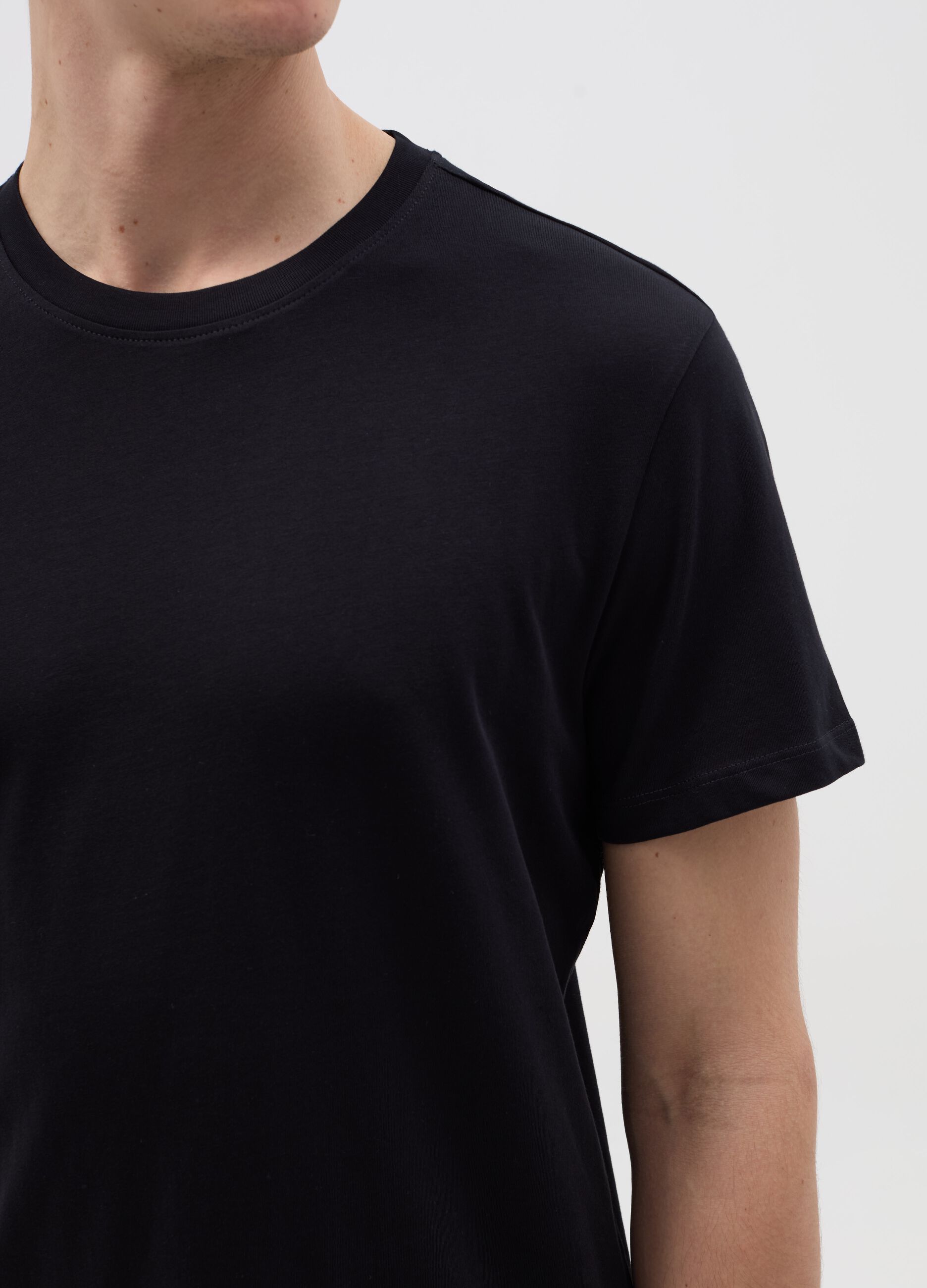 T-shirt da uomo con girocollo nera fitted