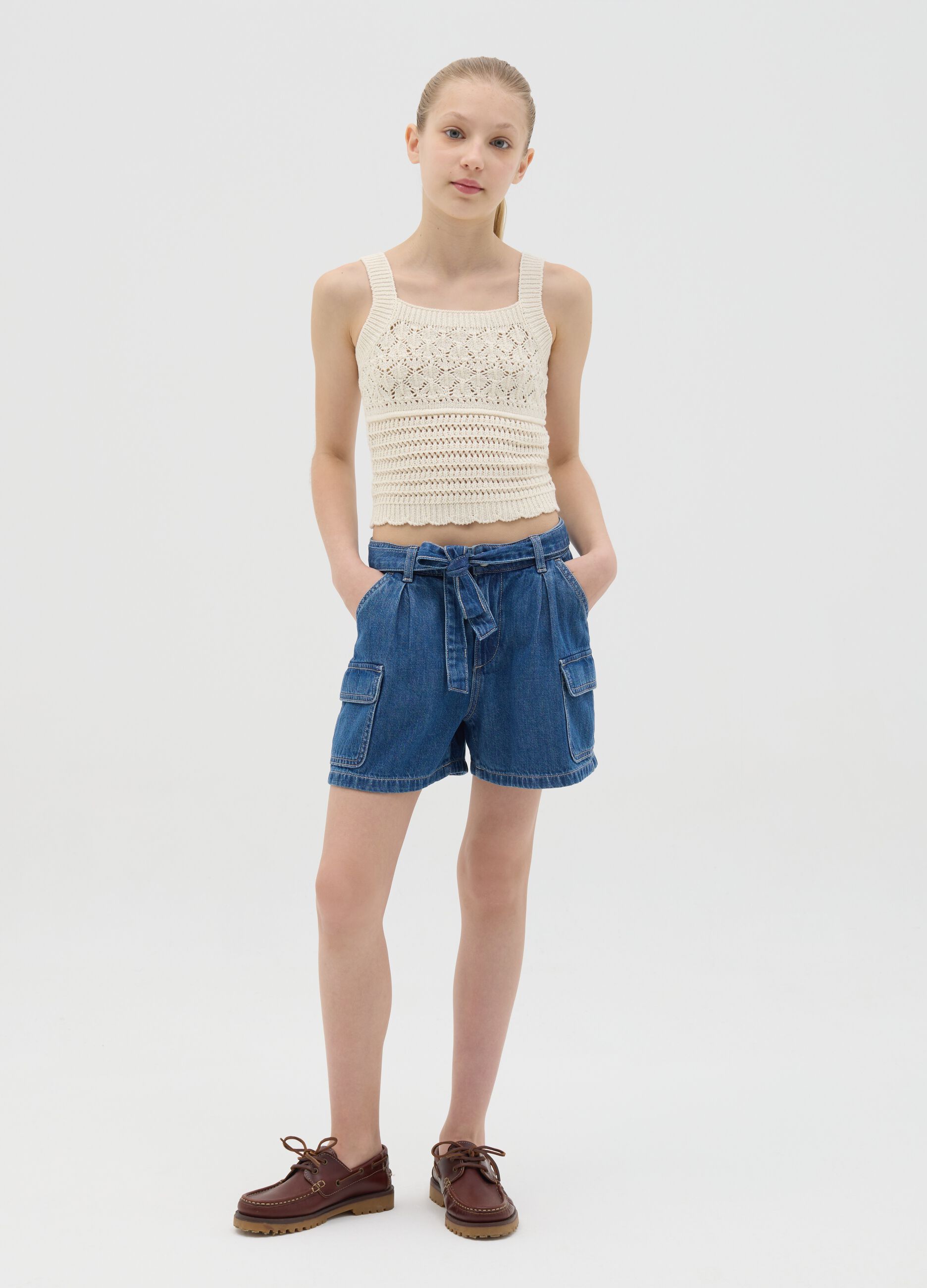 Blue cargo shorts in denim with pockets