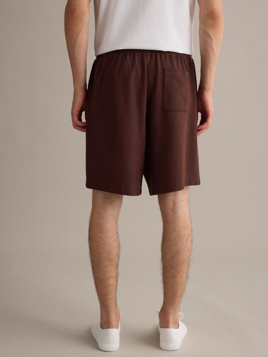 Brown cotton-blend jogger shorts with drawstring, relaxed fit_2