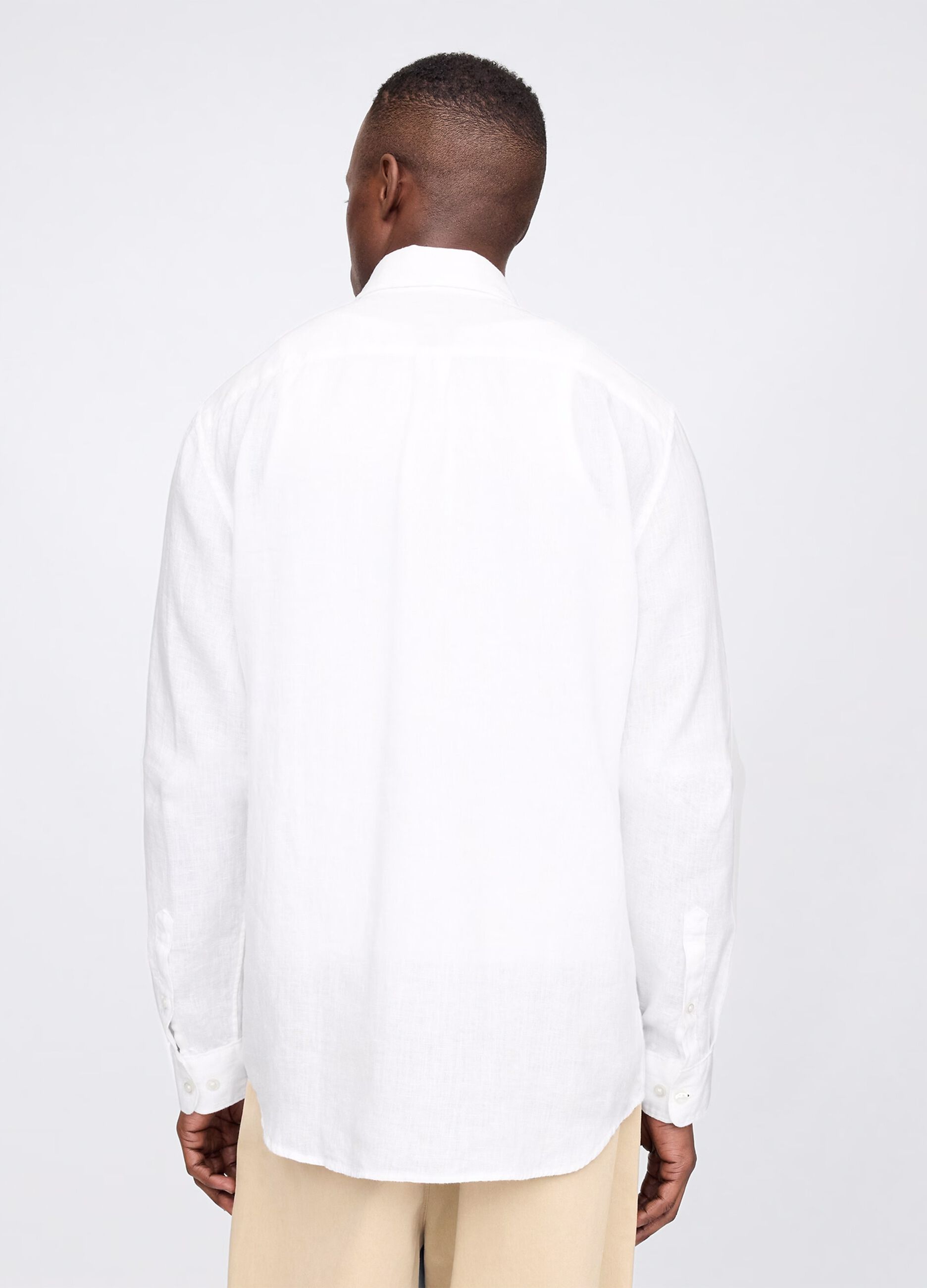 White shirt with long sleeves in linen