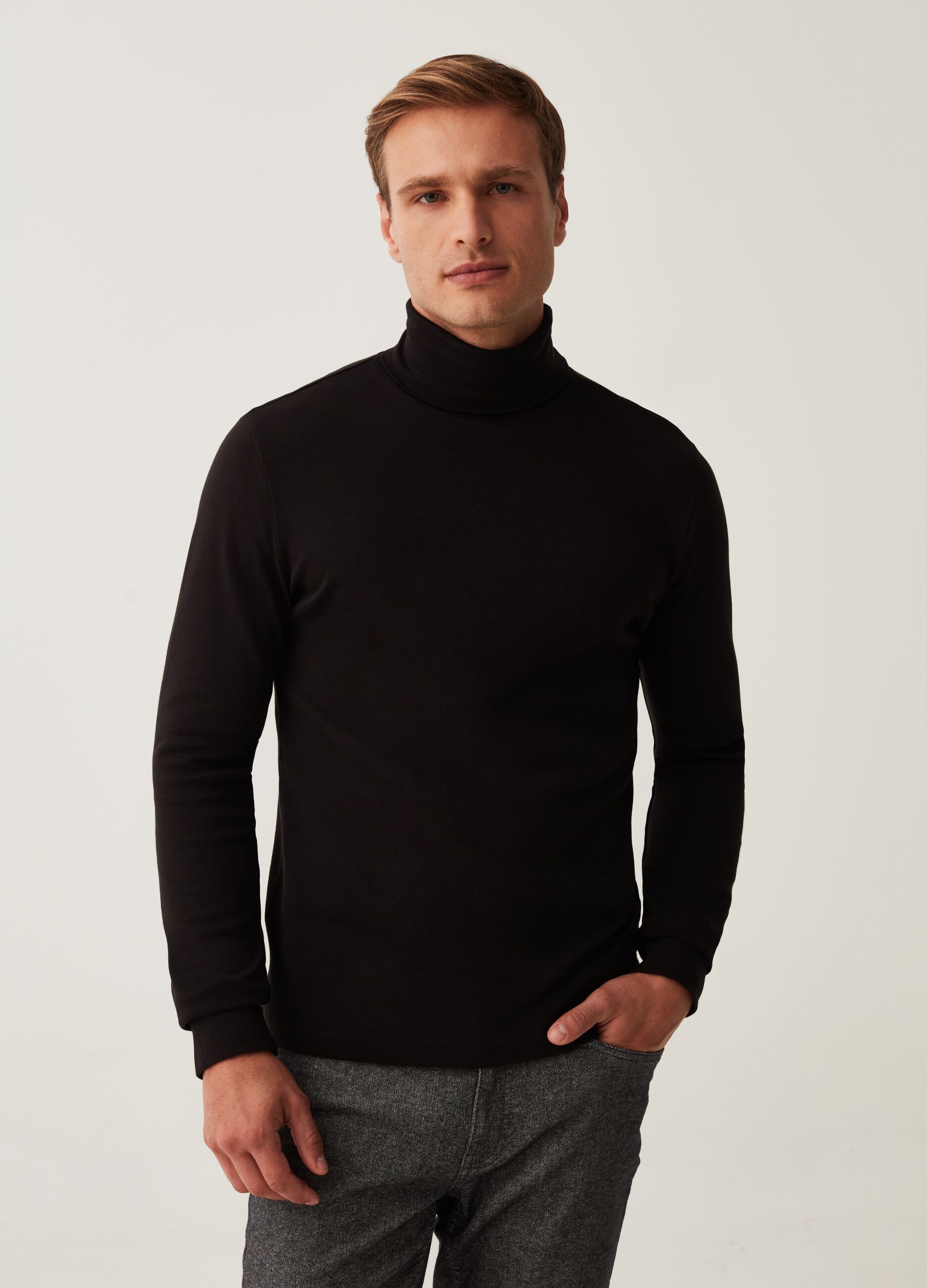 T-shirt a maniche lunghe con collo alto_0