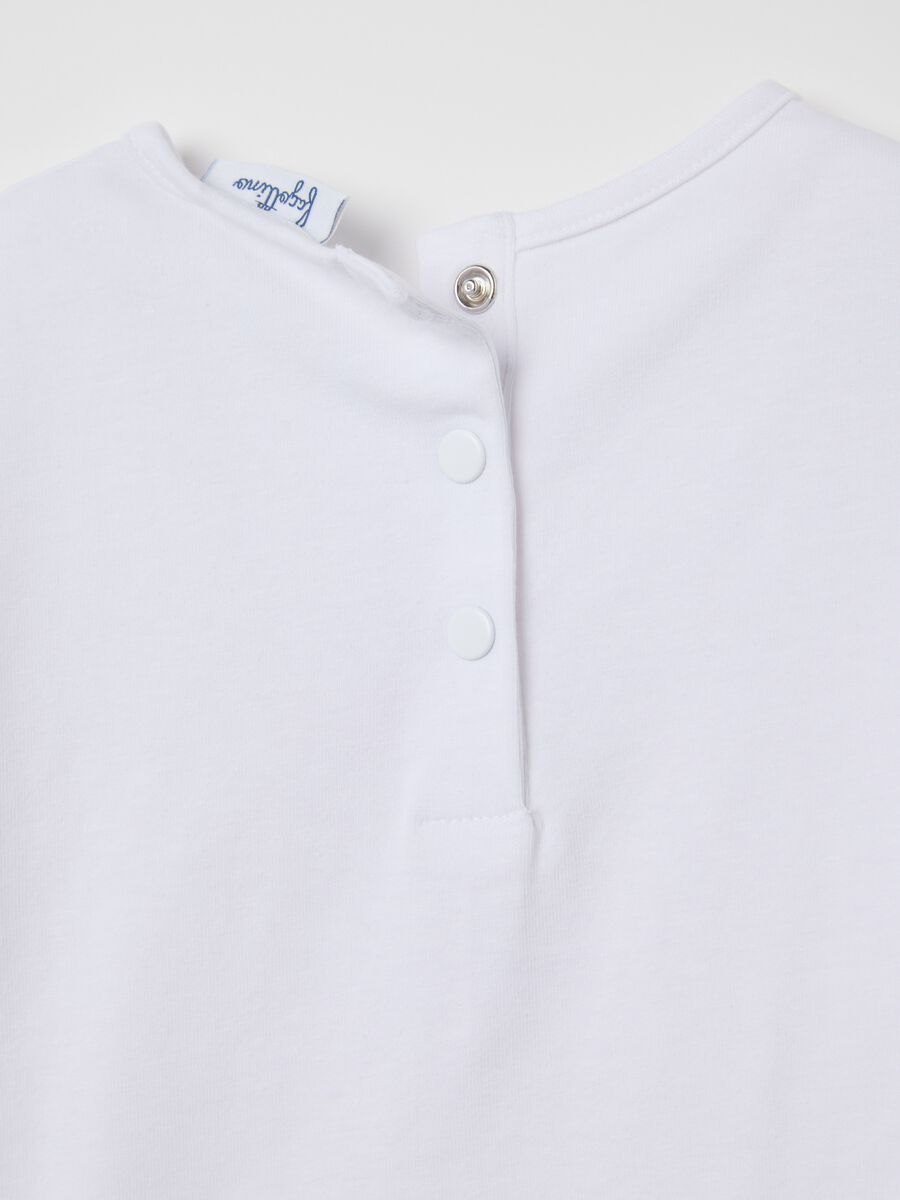 White T-shirt with flounce and cupcake application_3