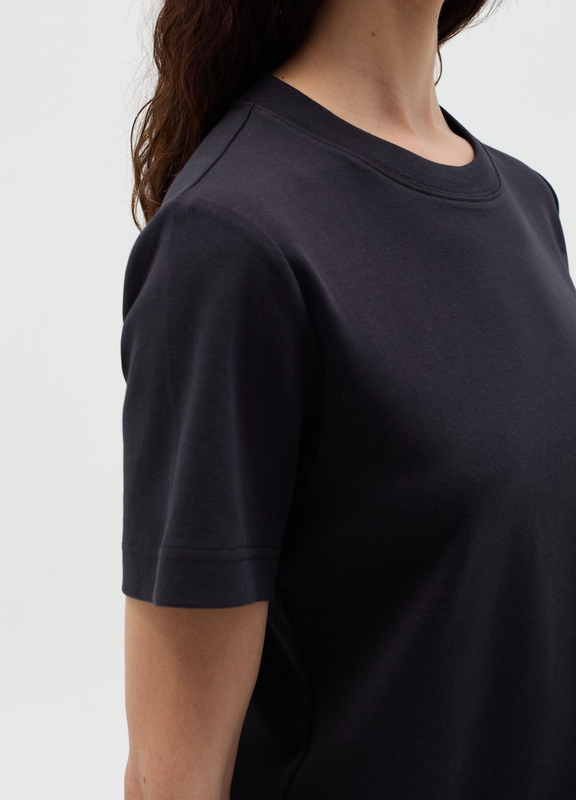 Solid colour T-shirt with round neck