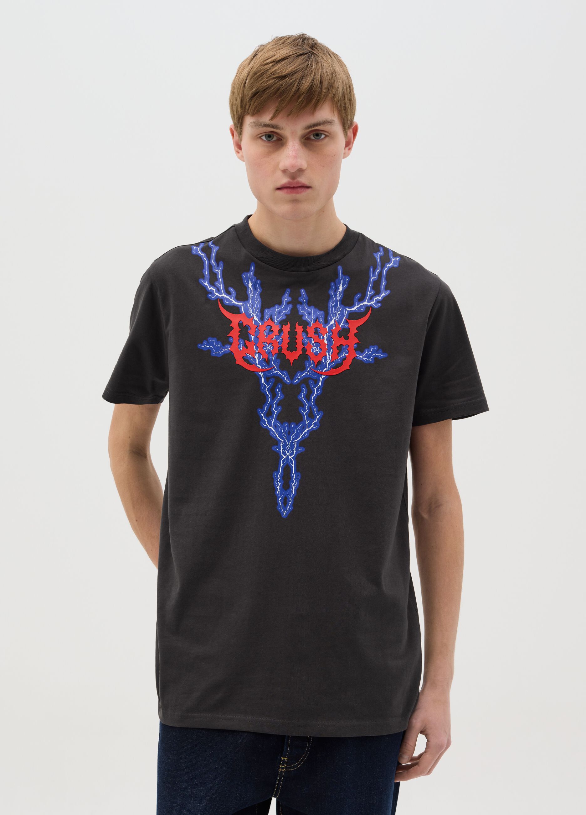 Black short-sleeved T-shirt with lightning print