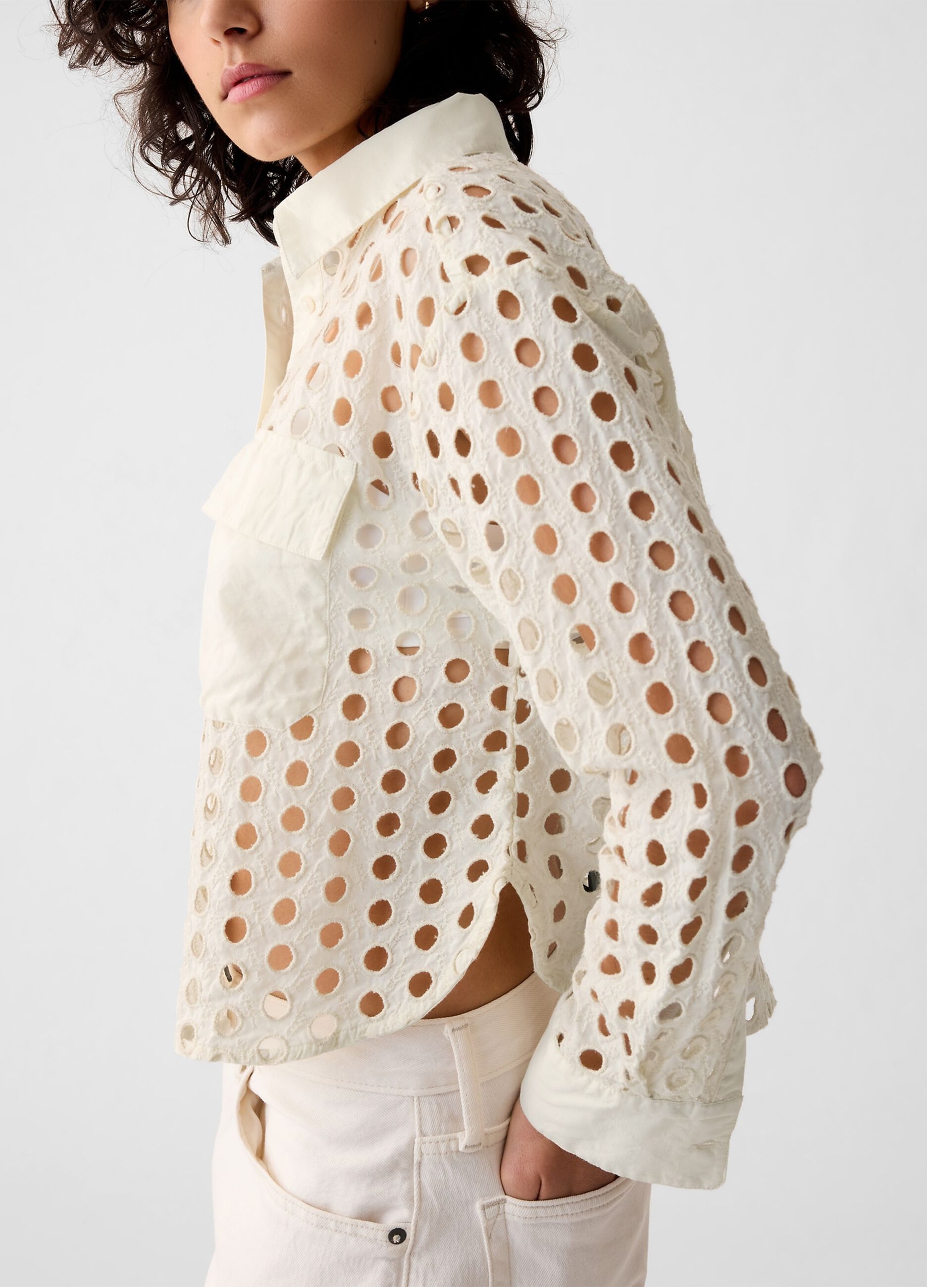 Camicia cropped con dettagli traforati