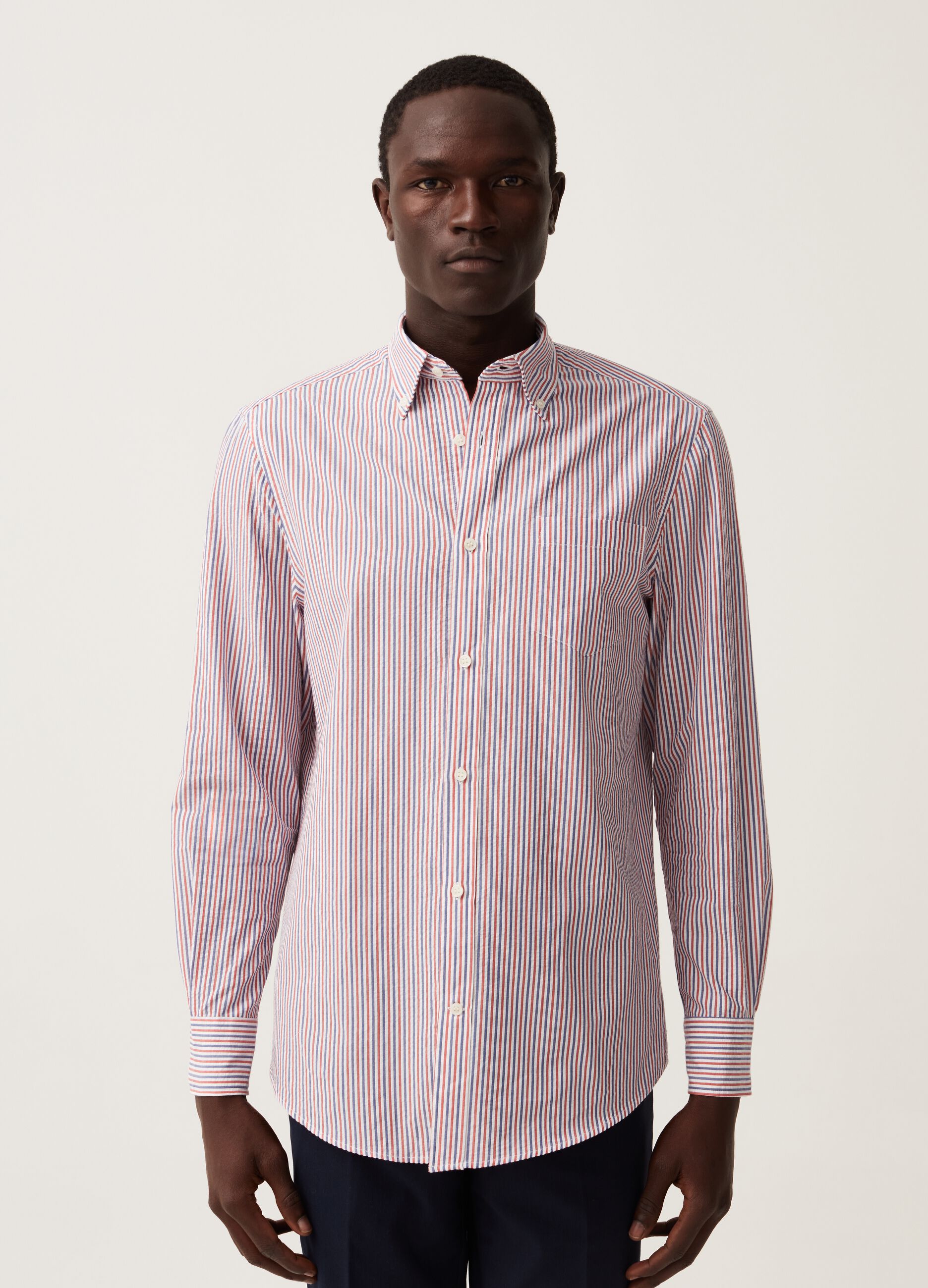 Camicia regular fit in cotone seersucker a righe sottili_1