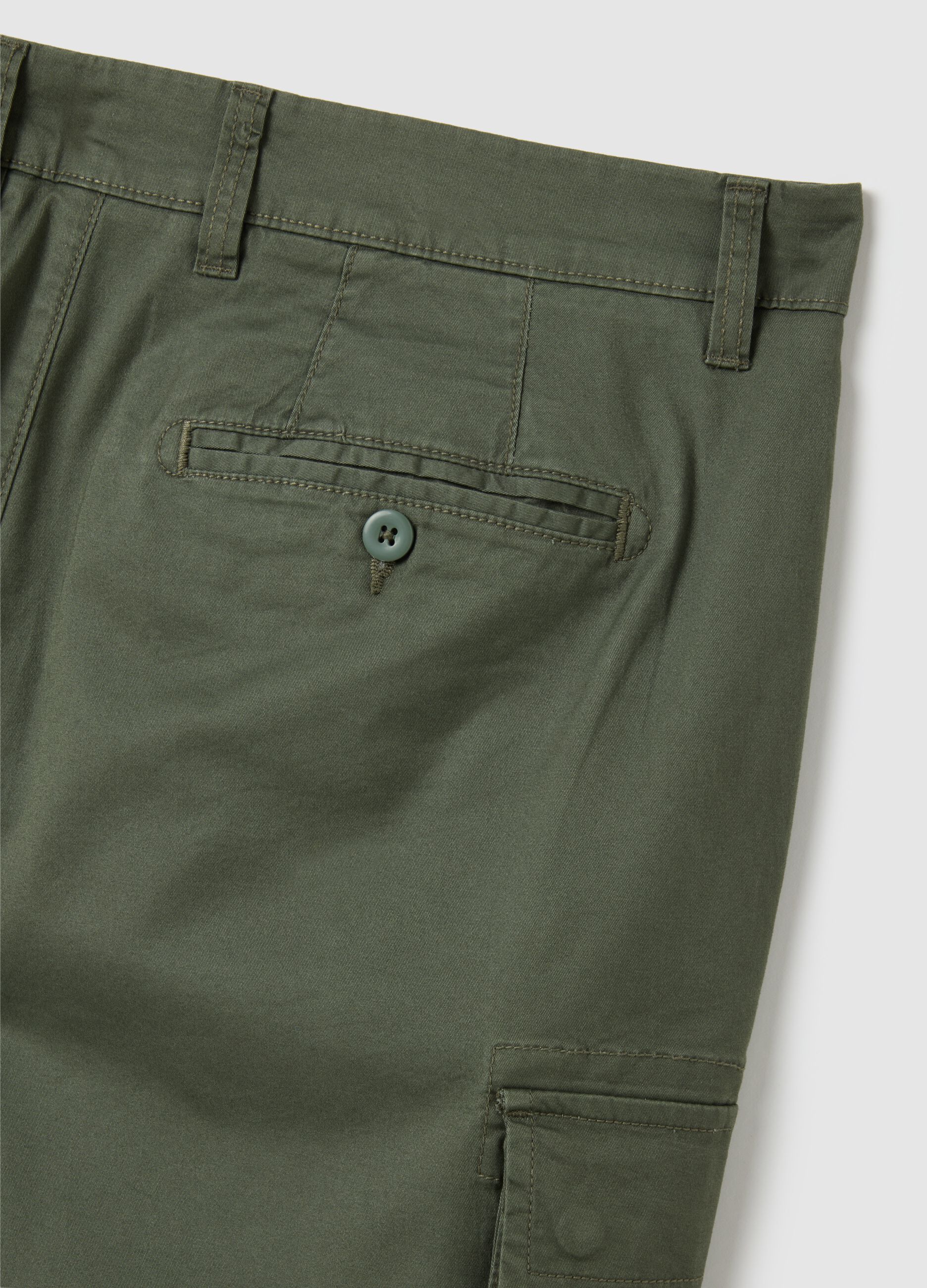 Bermuda da uomo in cotone elasticizzato verde regular fit