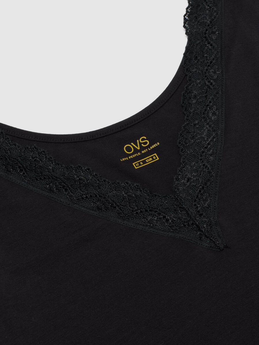 Canotta in viscosa elasticizzata nera regular fit deep V con pizzo_5