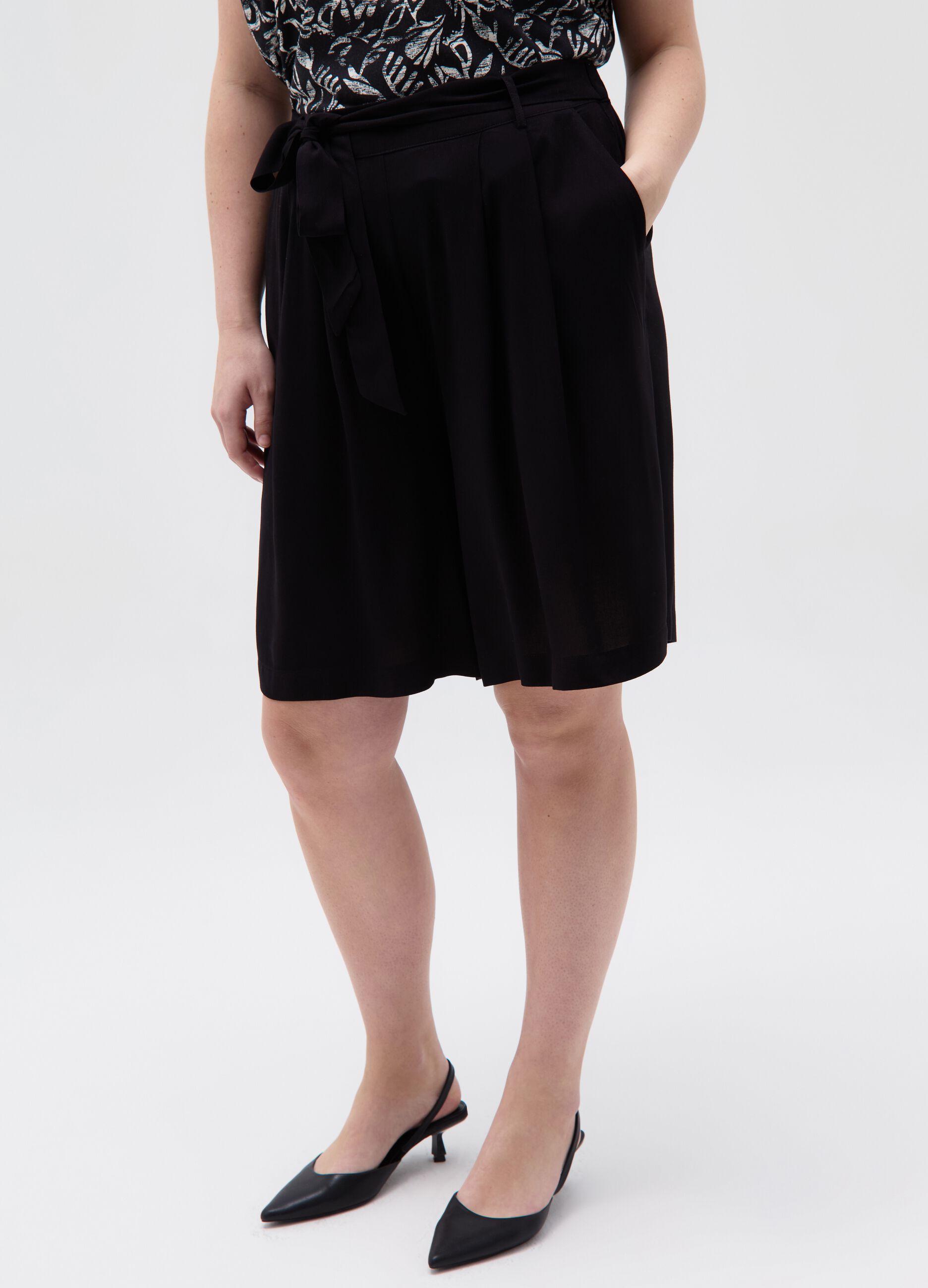 Curvy Bermuda shorts with darts and belt