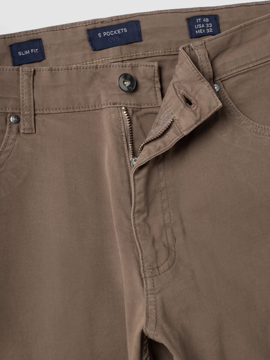 Pantaloni marroni in twill di cotone elasticizzato slim fit_1