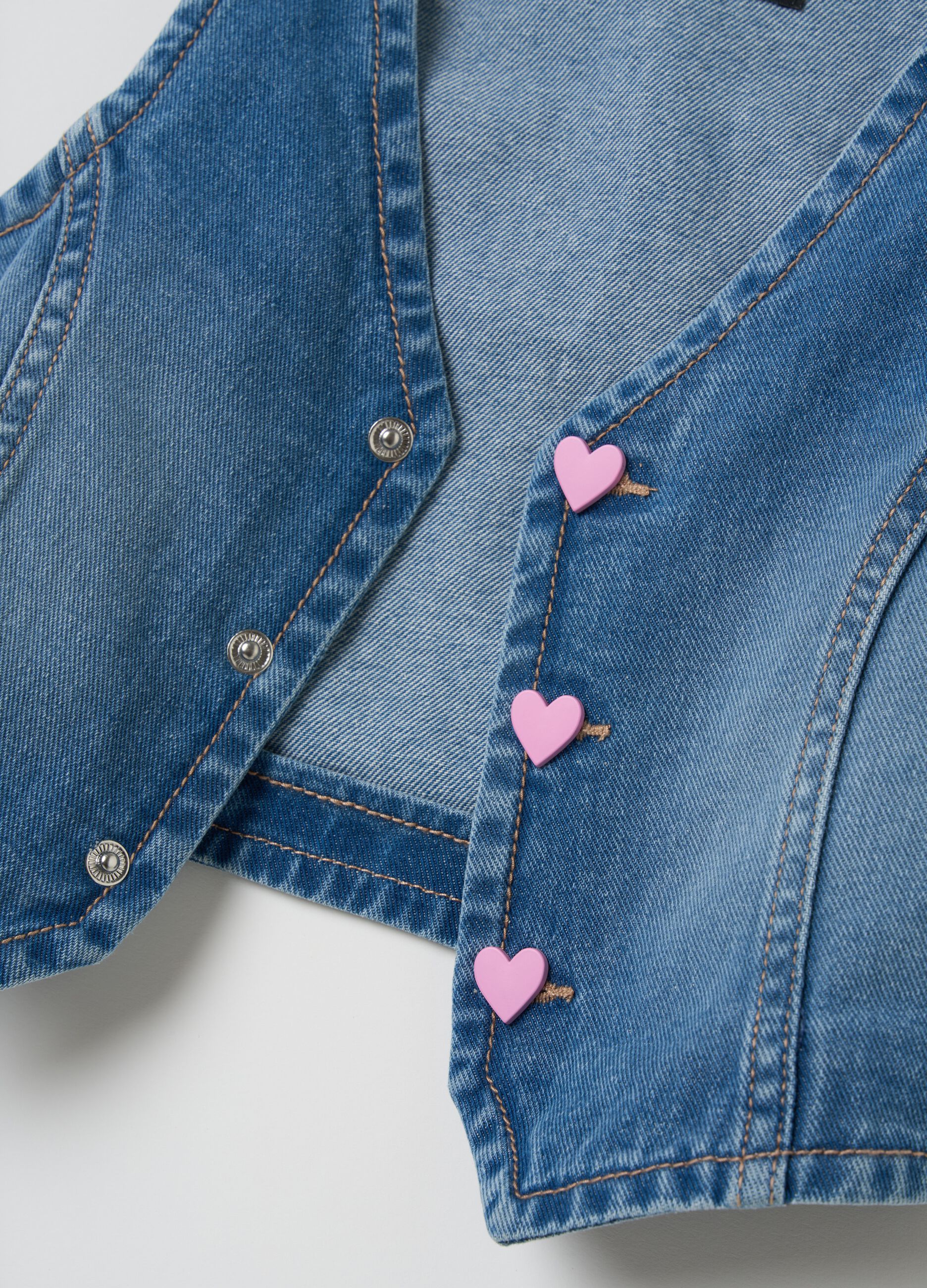 Gilet in denim con bottoni a cuore