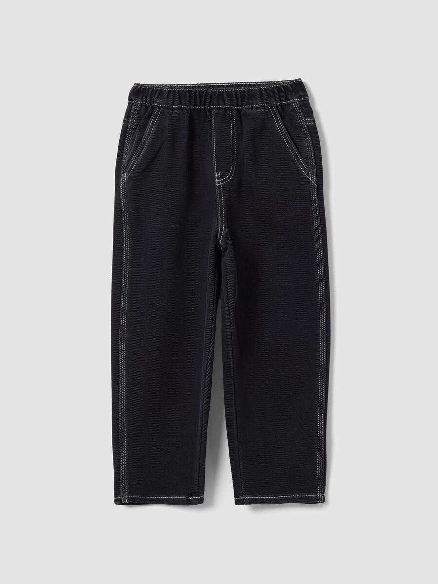Jogger nero in misto cotone e viscosa con vita elasticizzata per bambino_0