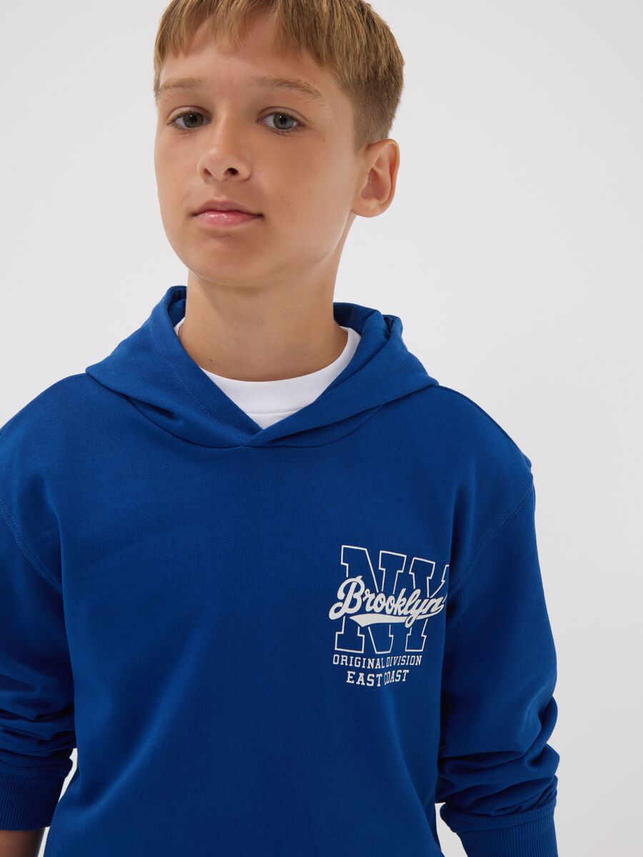 Felpa blu in puro cotone con cappuccio e stampa per ragazzo_1
