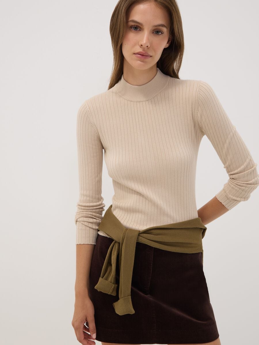 Maglia beige in misto viscosa a coste con collo rialzato_0