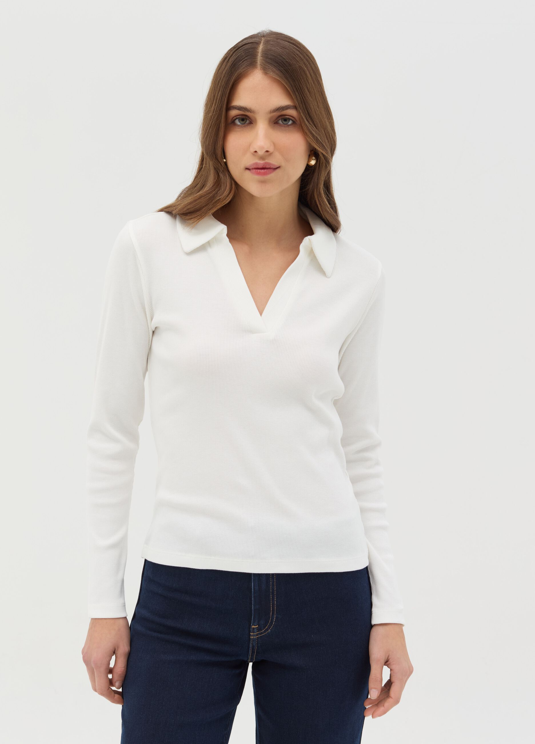 T-shirt a costine con scollo a polo