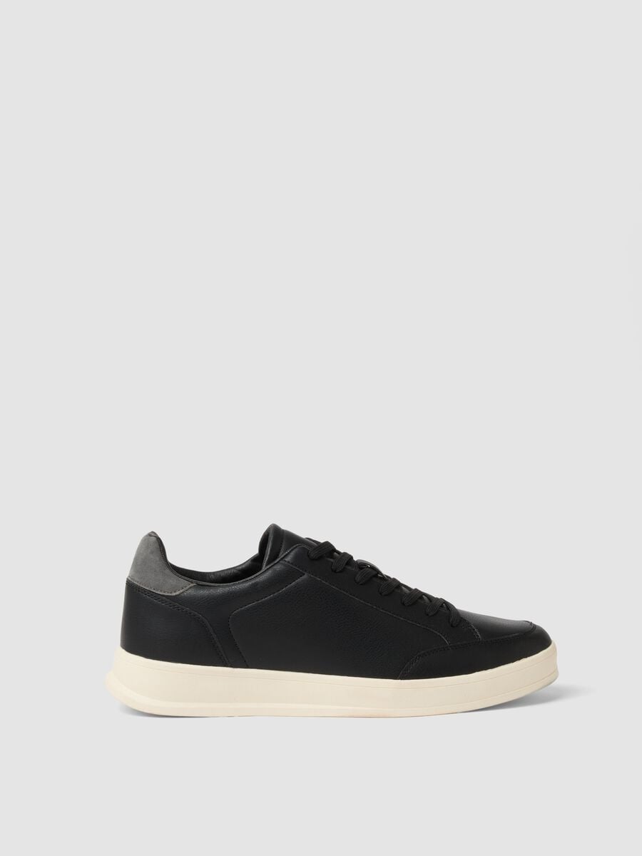 Sneakers nere casual con dettaglio grigio e suola a contrasto_0