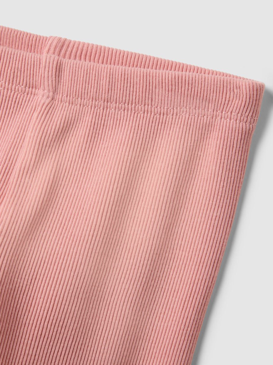Leggings rosa in puro cotone a coste e dettagli in crochet da neonata_3