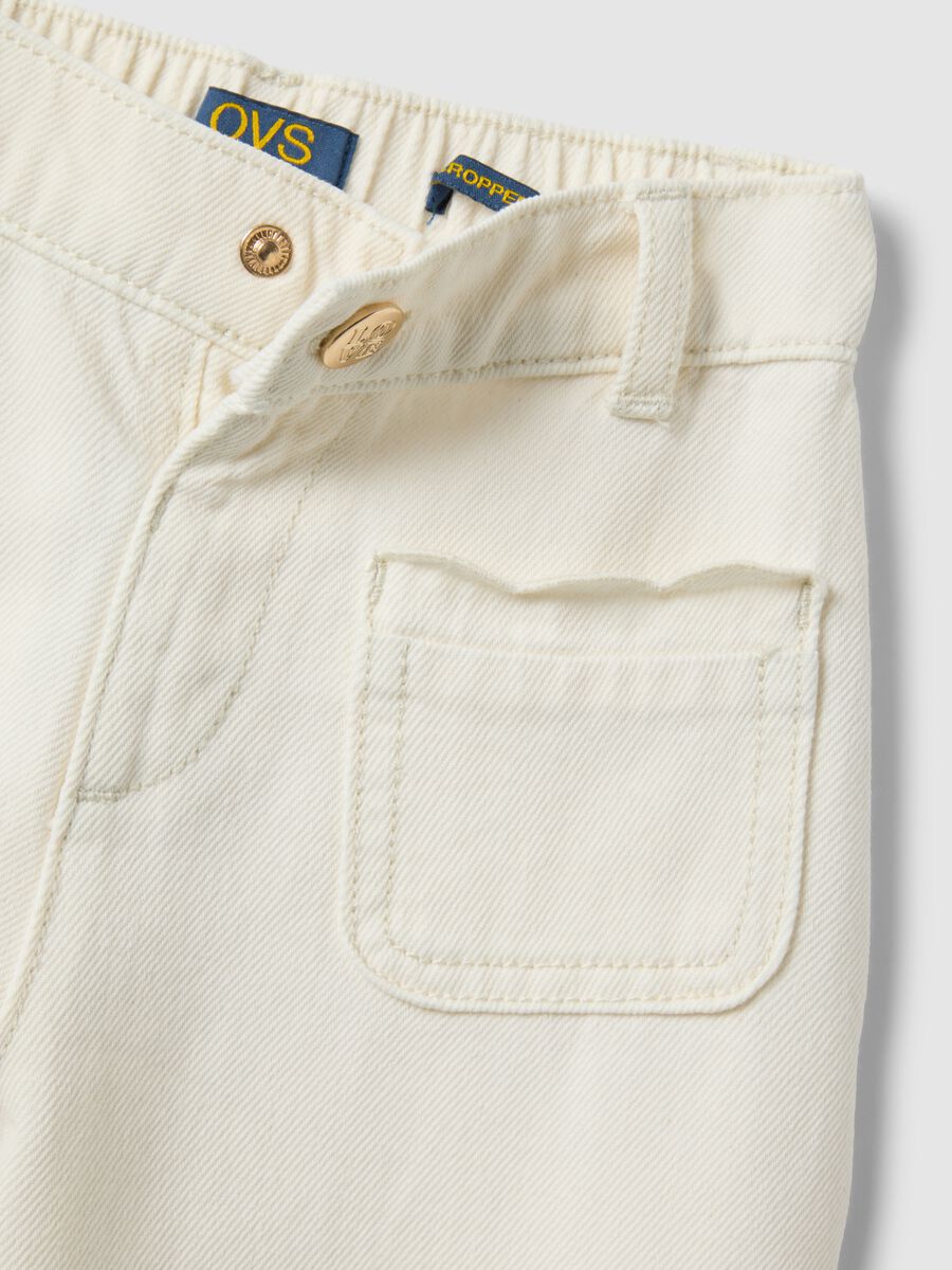 Pantaloni culotte in puro cotone bianco da bambina con ricami_2