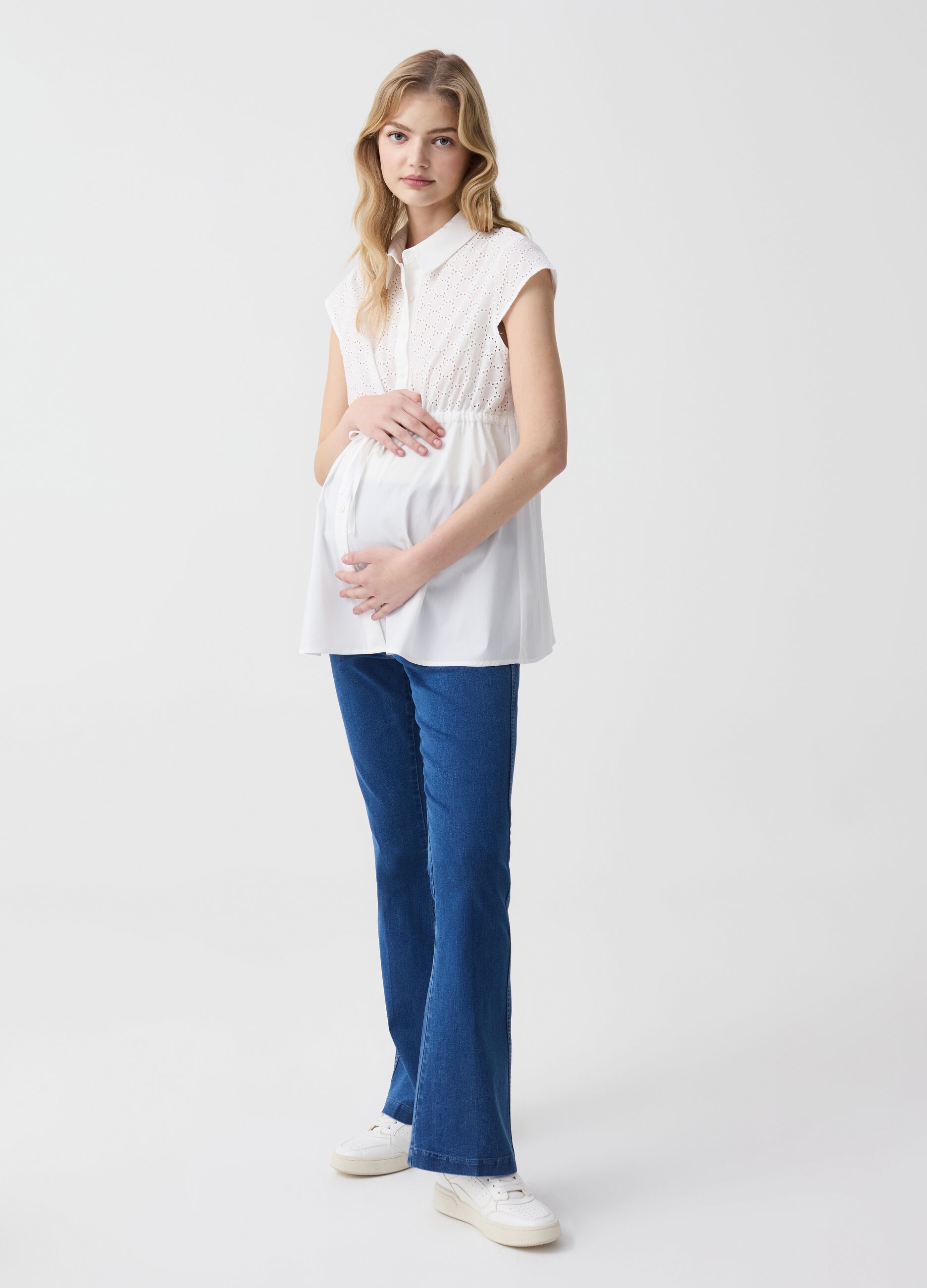 Flare-fit maternity jeans with pockets