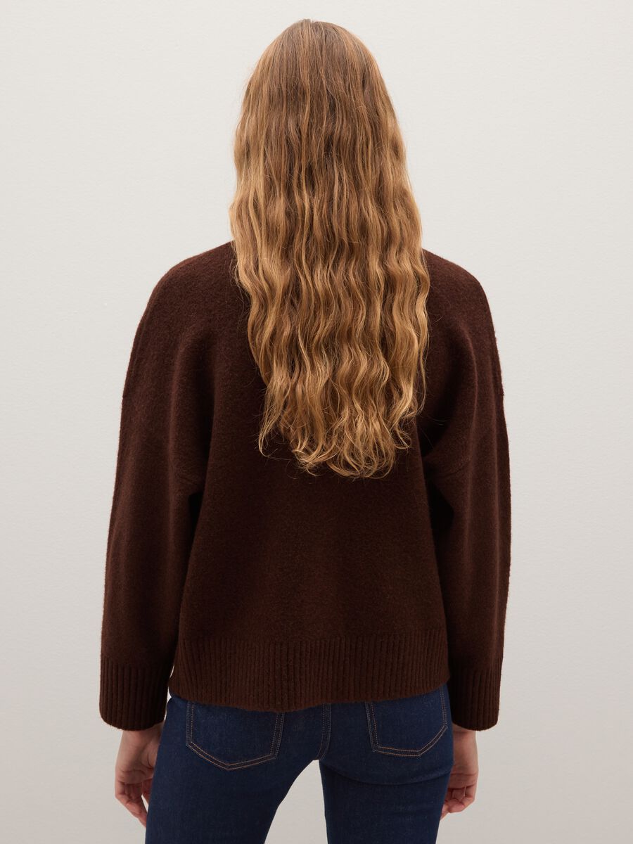 Cardigan marrone vestibilità over con scollo a V e bottoni_4