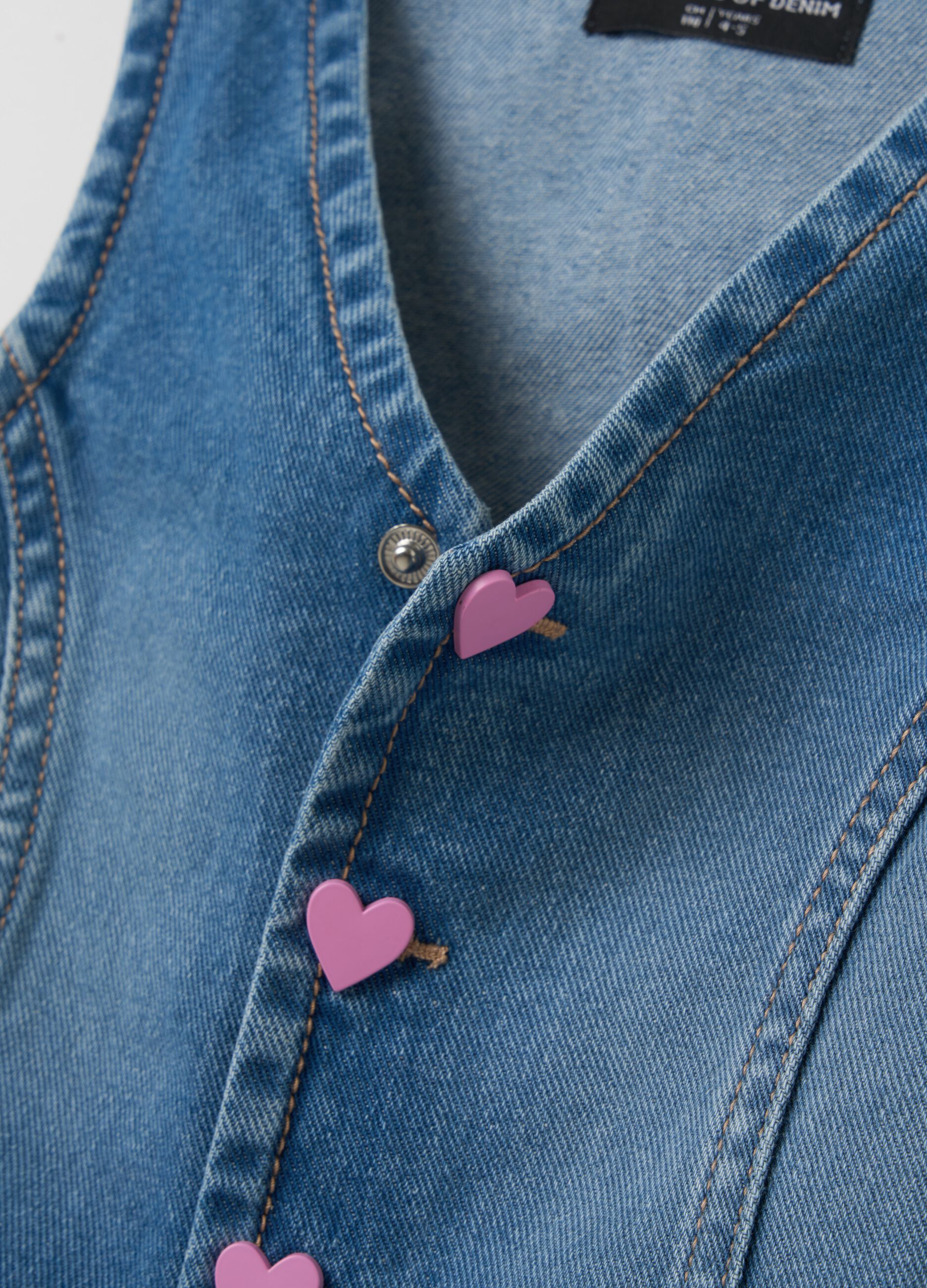 Gilet in denim con bottoni a cuore