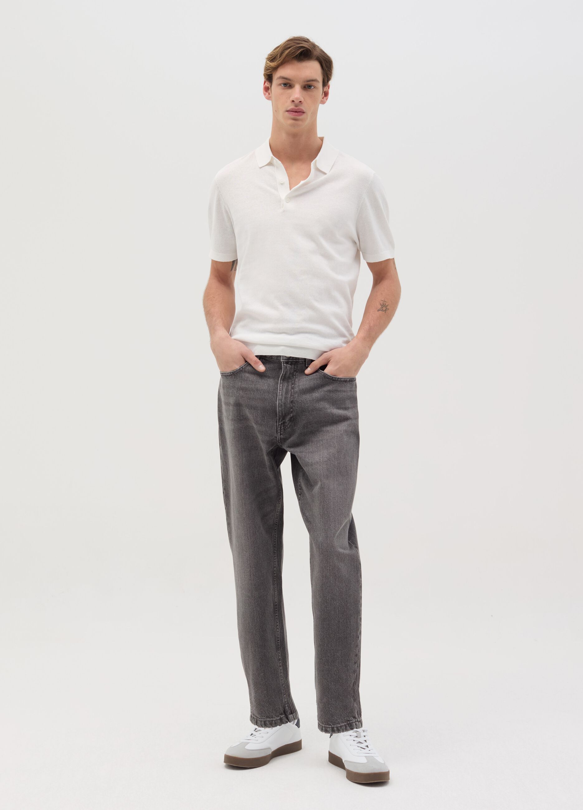 Jeans regular tapered fit con scoloriture