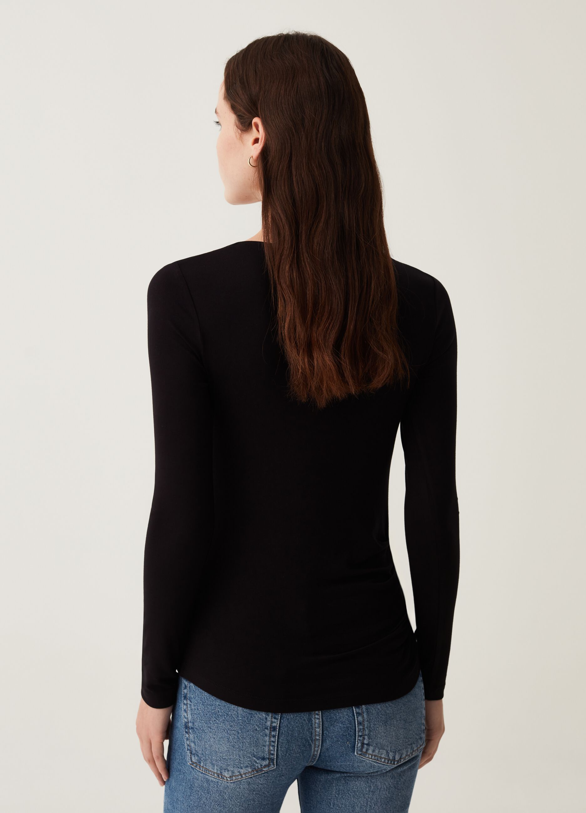 T-shirt in viscosa stretch con maniche lunghe_2