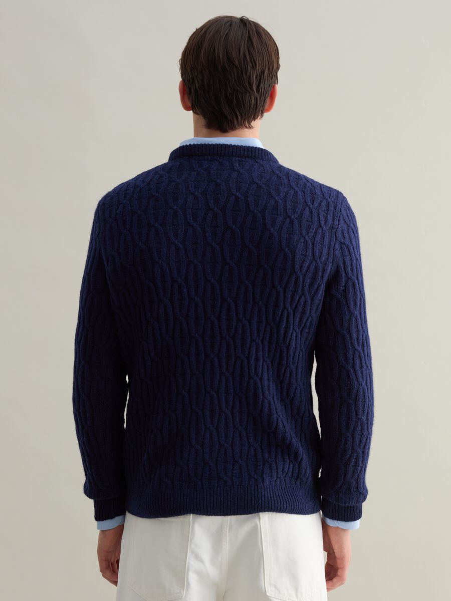 Pullover con lavorazione intrecciata_3
