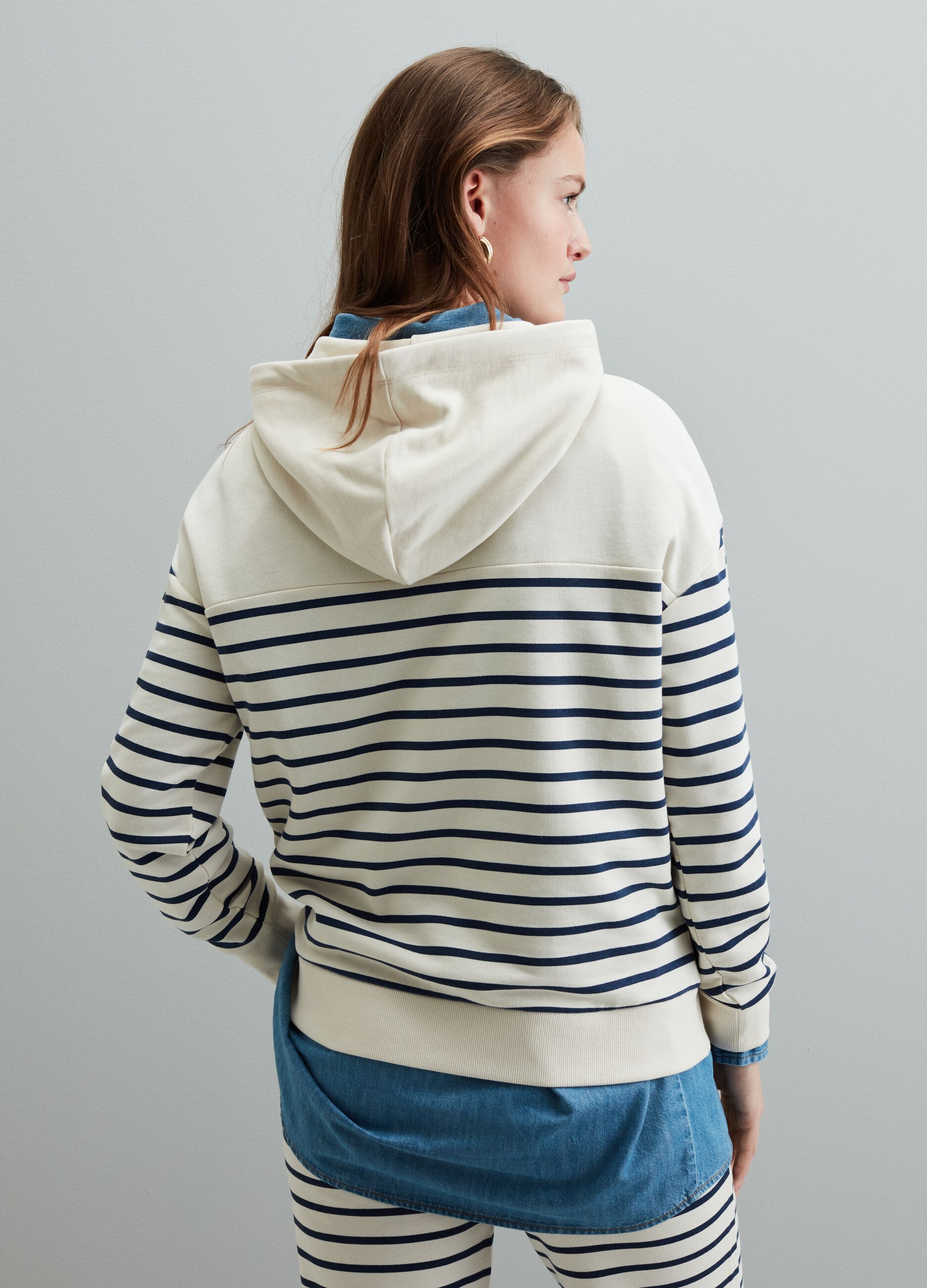 Sweatshirt with striped hood