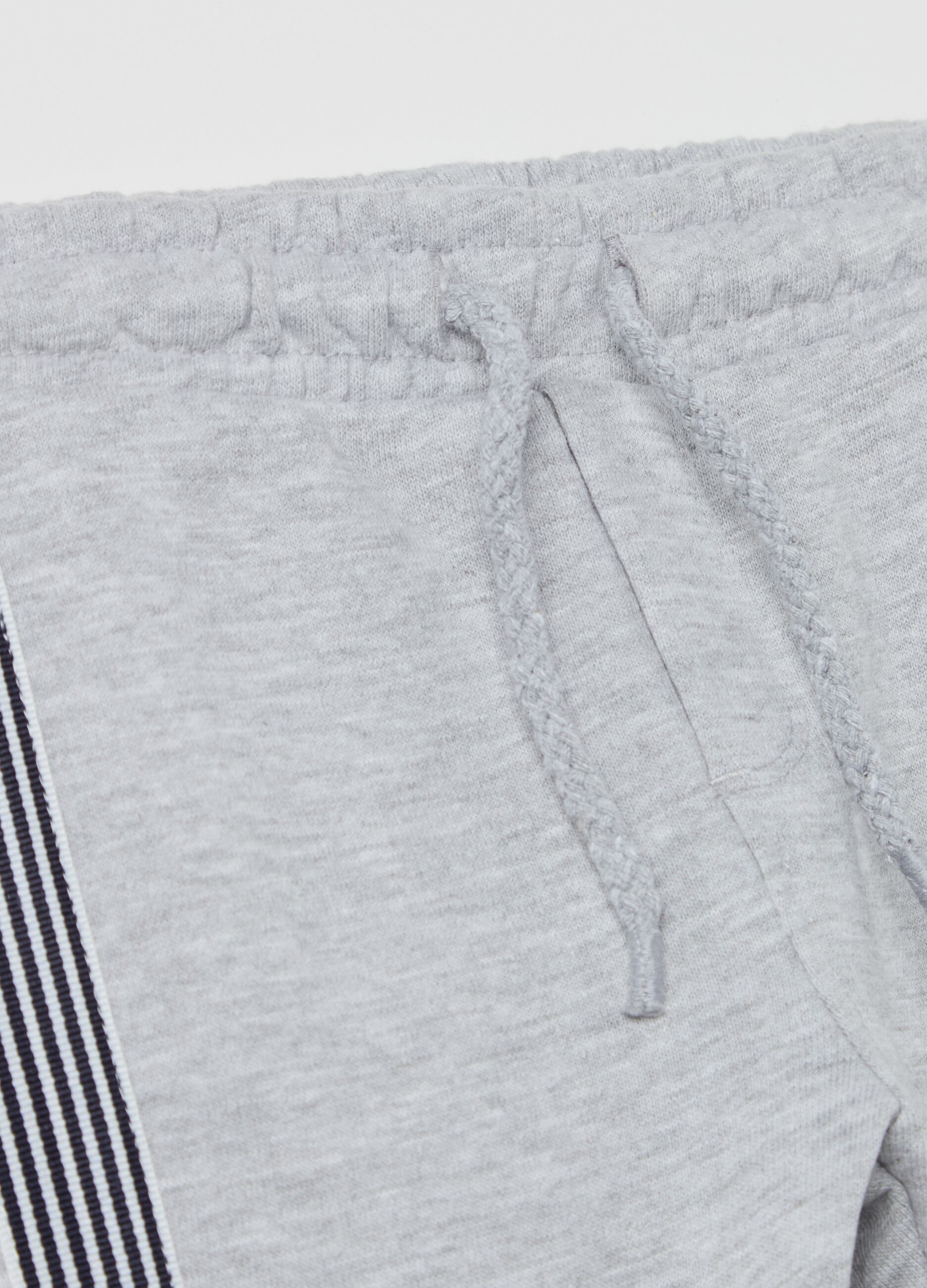 Joggers con coulisse e inserti a righe 