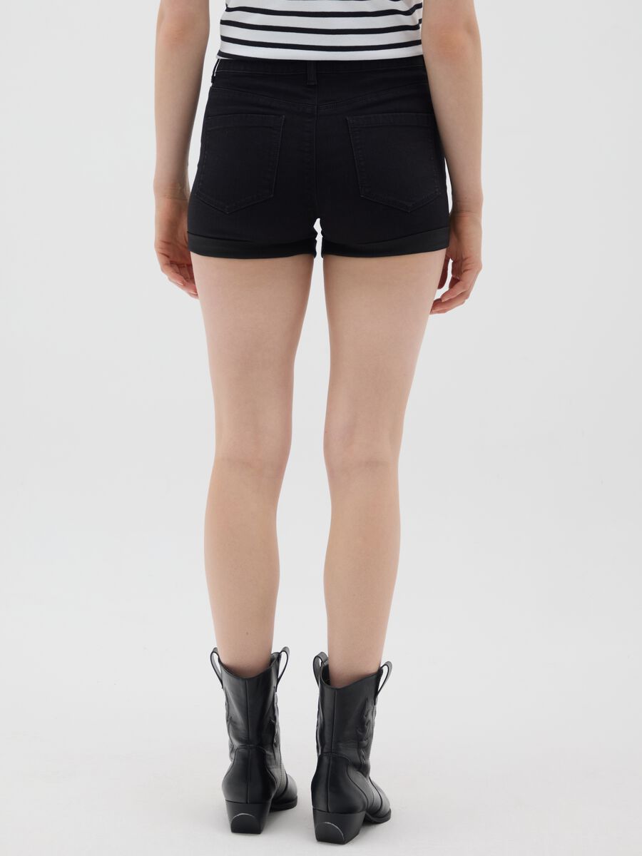 Women's black cotton-blend regular fit shorts_2