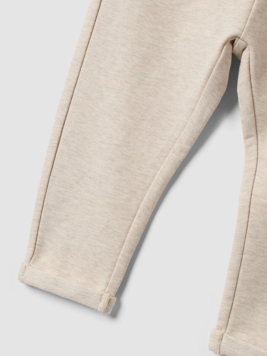 Jogger beige in cotone elasticizzato con risvolto per bimba_3