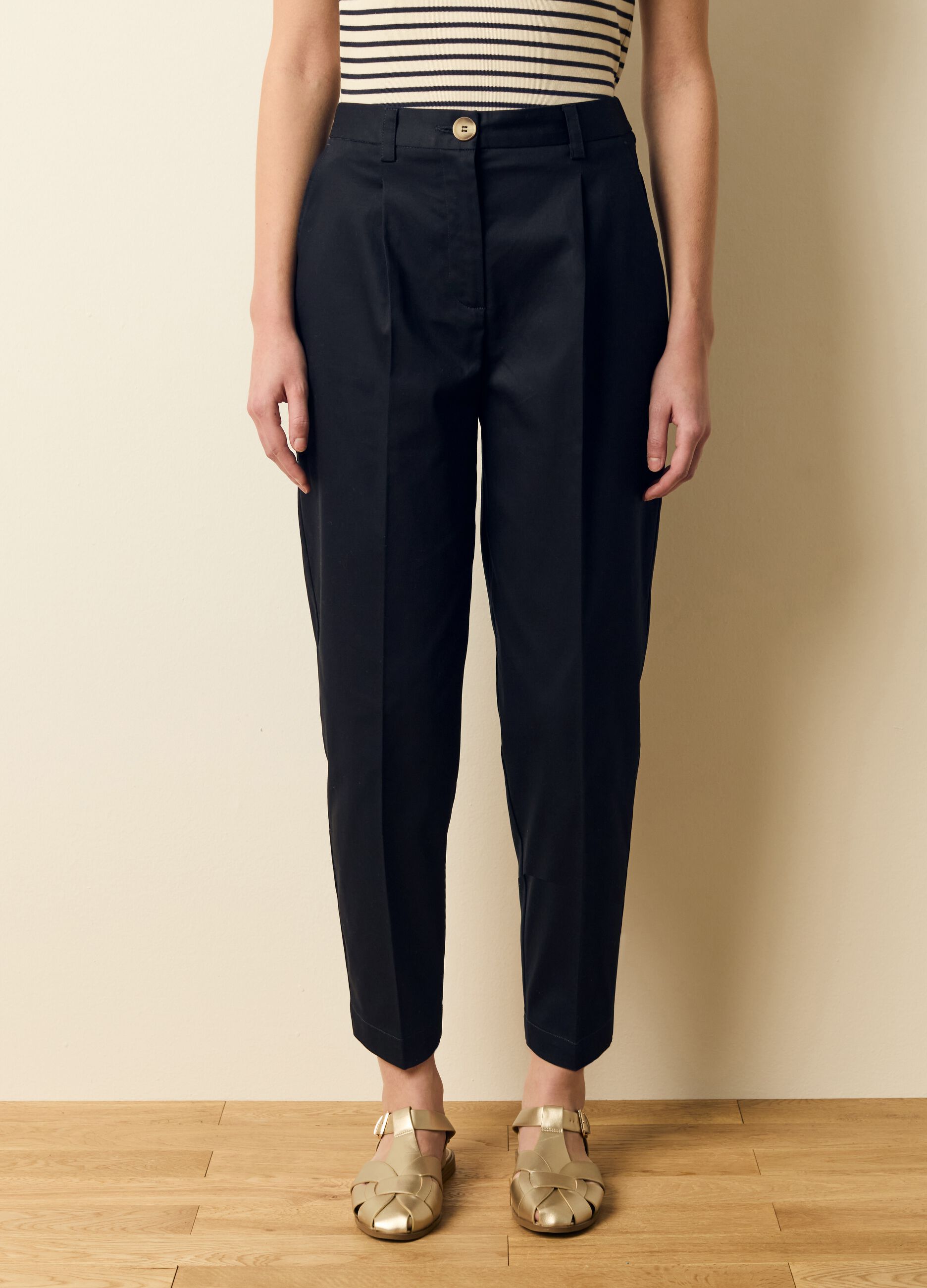 Pantalone chino cropped con pinces