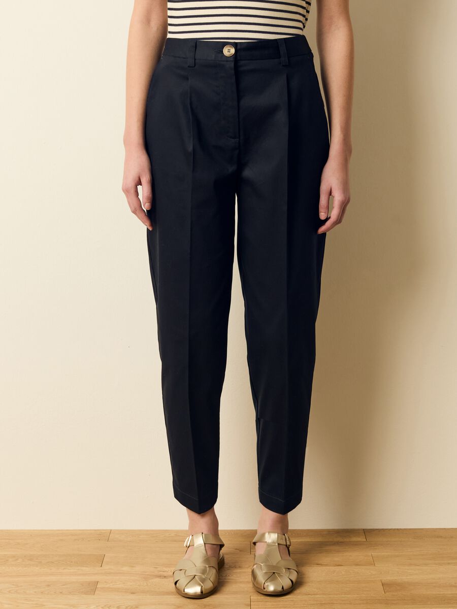 Cropped chino trousers with darts_1
