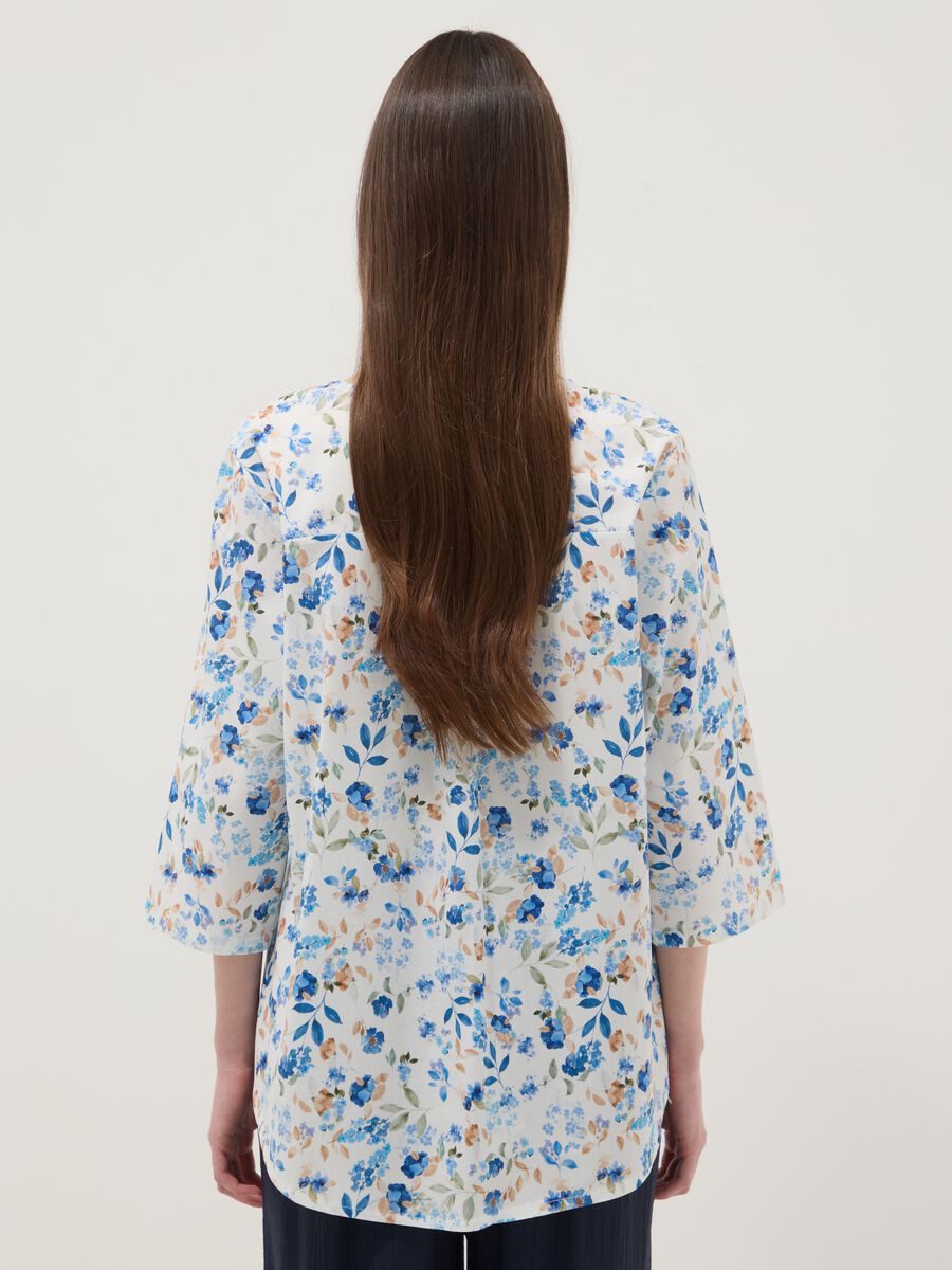 Blusa bianca in cotone elasticizzato a fiori regular fit_3