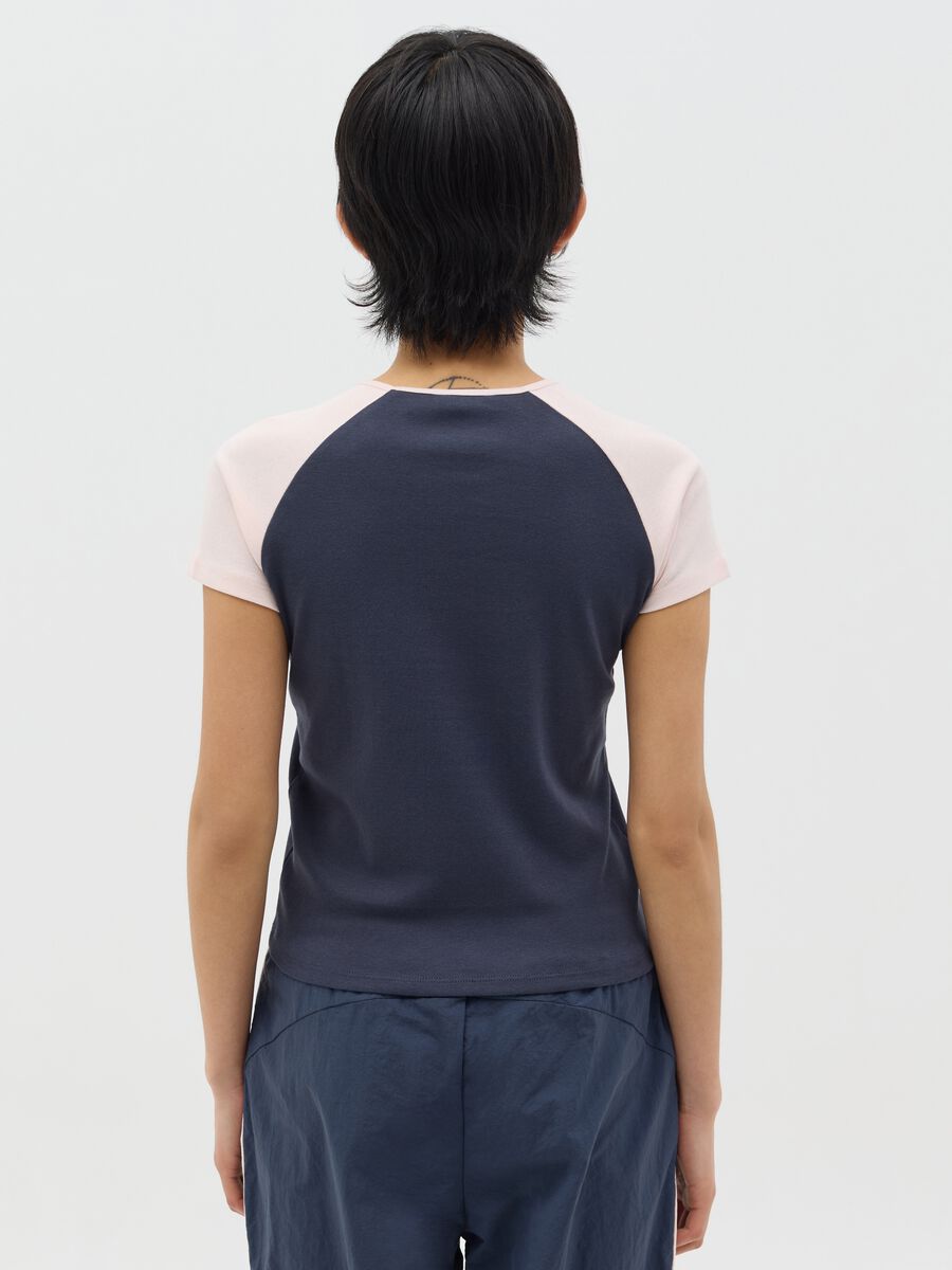 Blue T-shirt with pink raglan sleeves_3