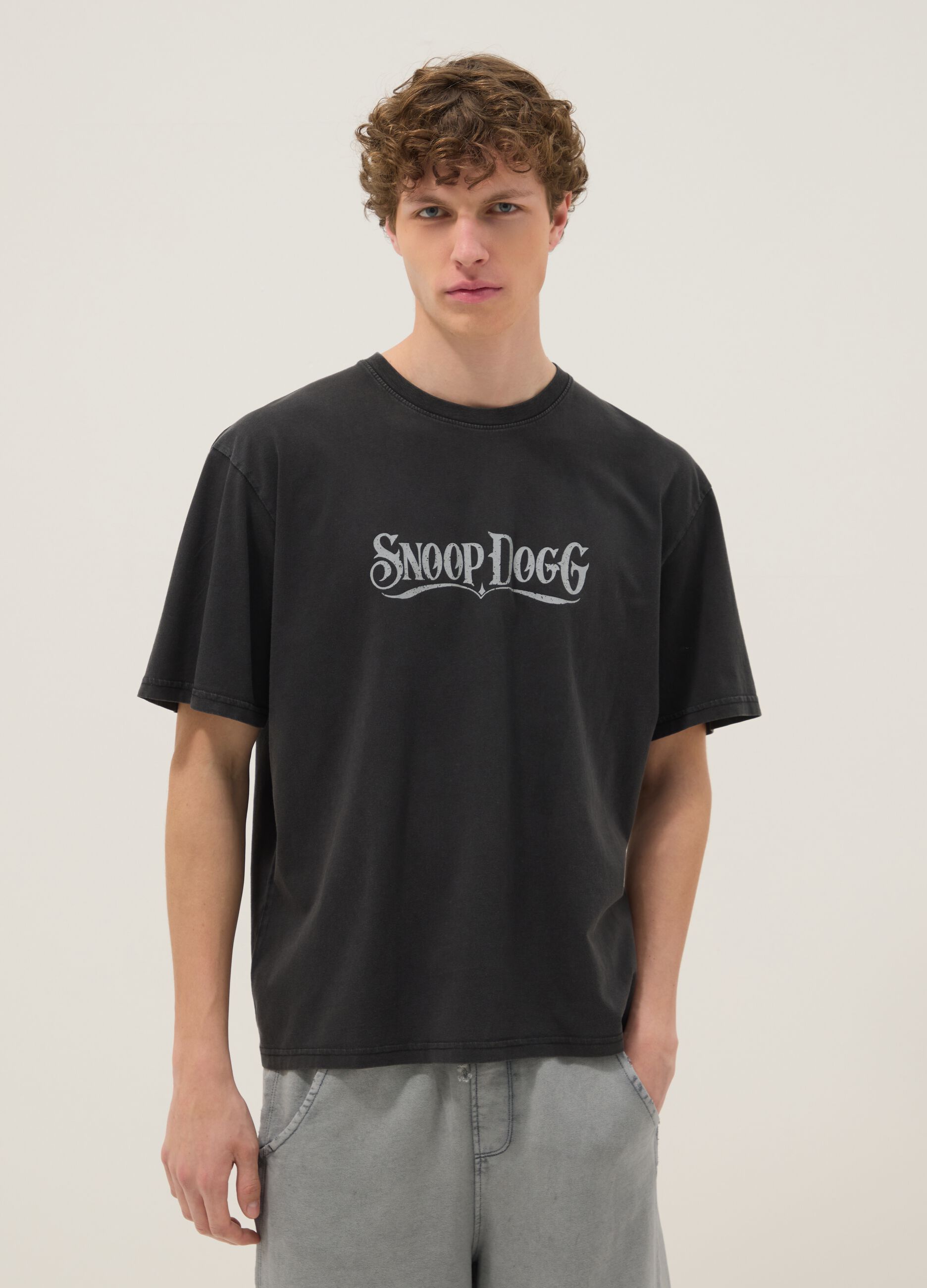 T-shirt nera con scritta Snoop Dogg in puro cotone relaxed fit