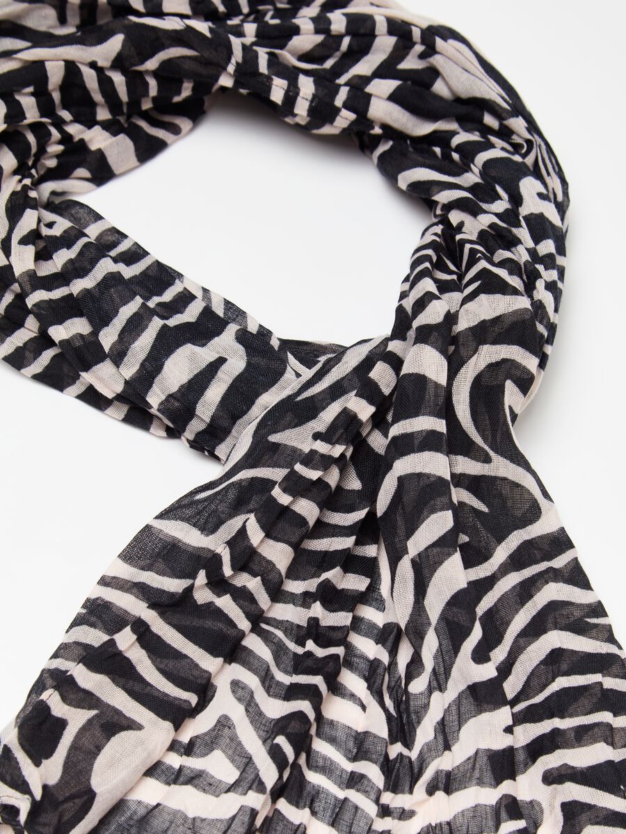 Crinkle-effect scarf with zebra print_2