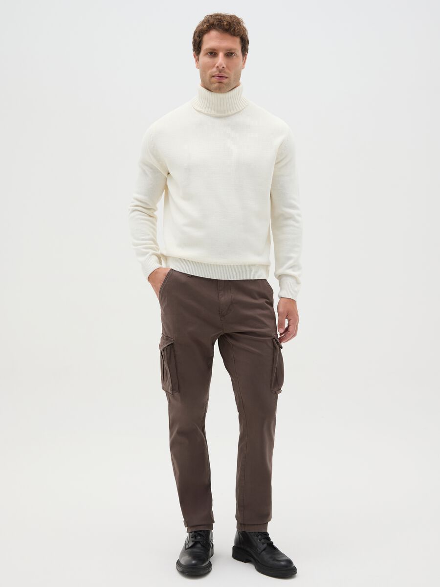 Pantaloni cargo marroni in cotone elasticizzato slim fit_1