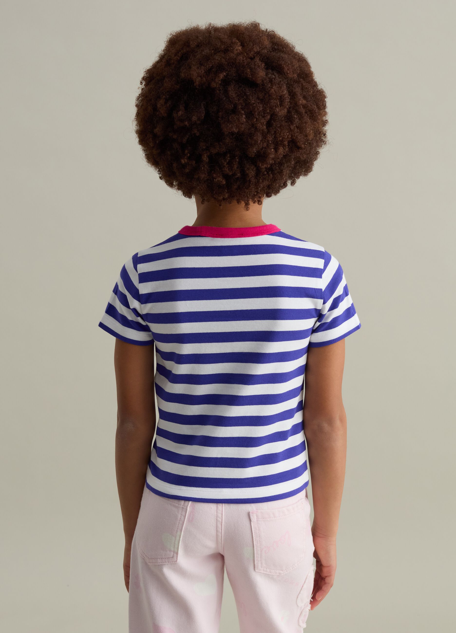 T-shirt in fantasia a righe con logo di strass