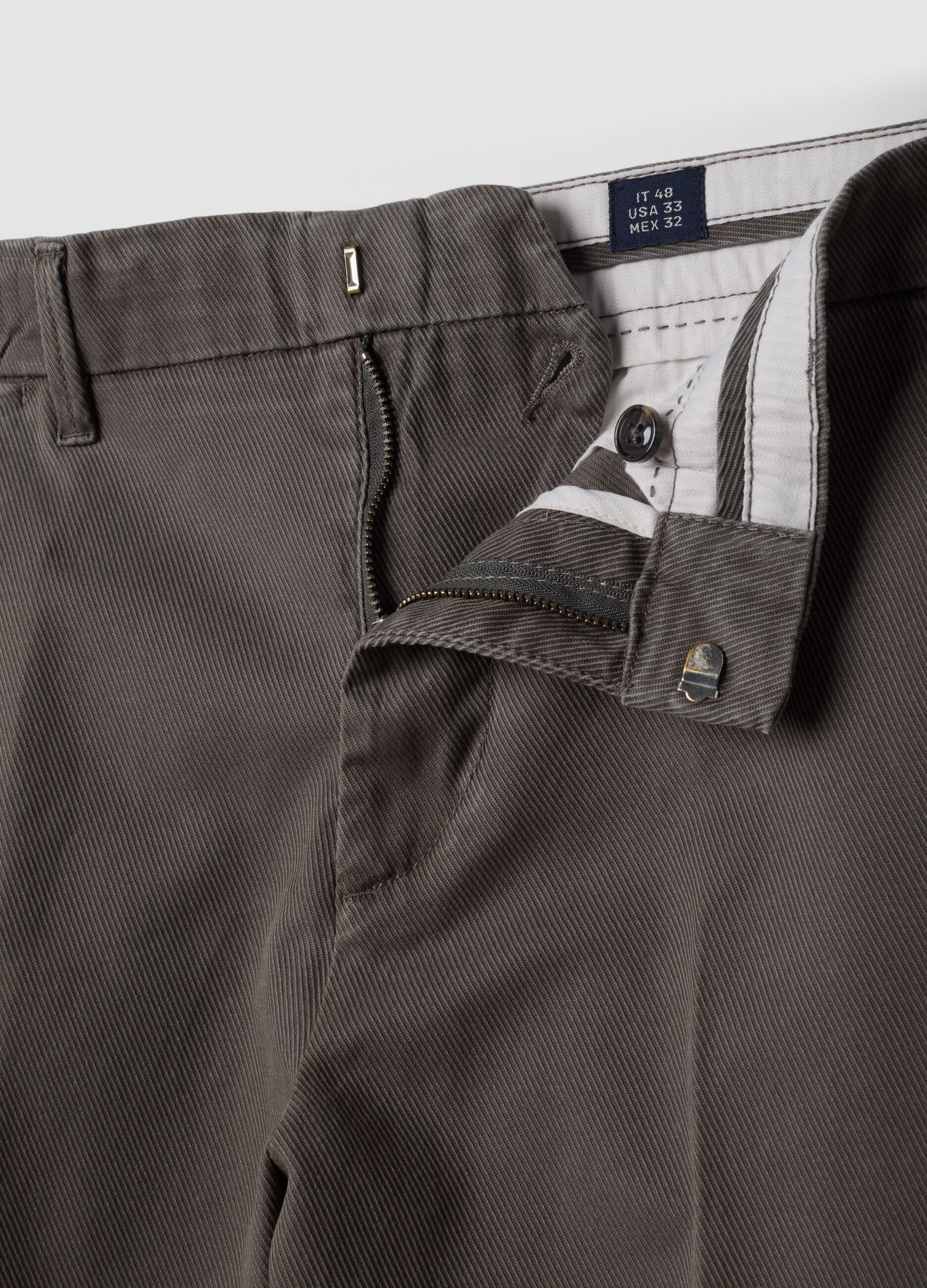 Pantaloni chino grigi in twill di cotone elasticizzato regular tapered fit
