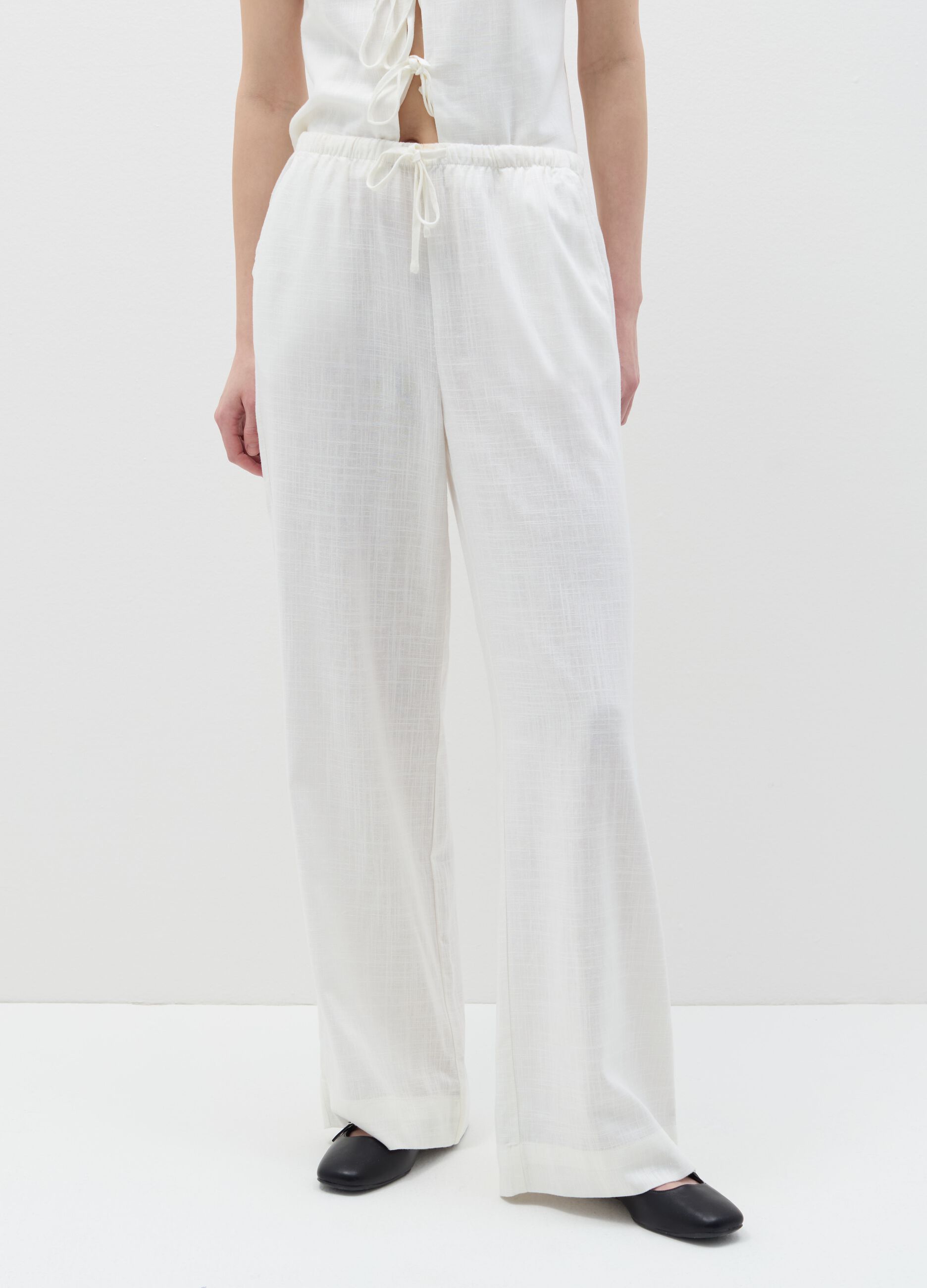 Relaxed-fit trousers in viscose and linen