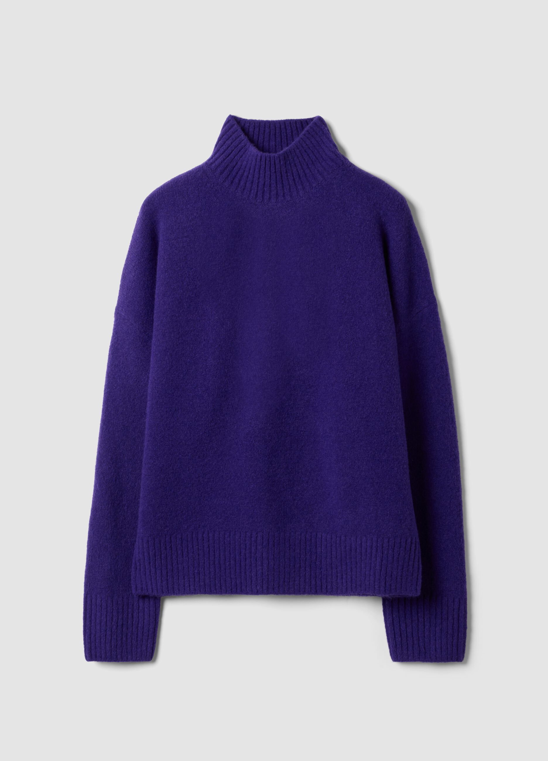 Maglia blu in lana elasticizzata con collo rialzato